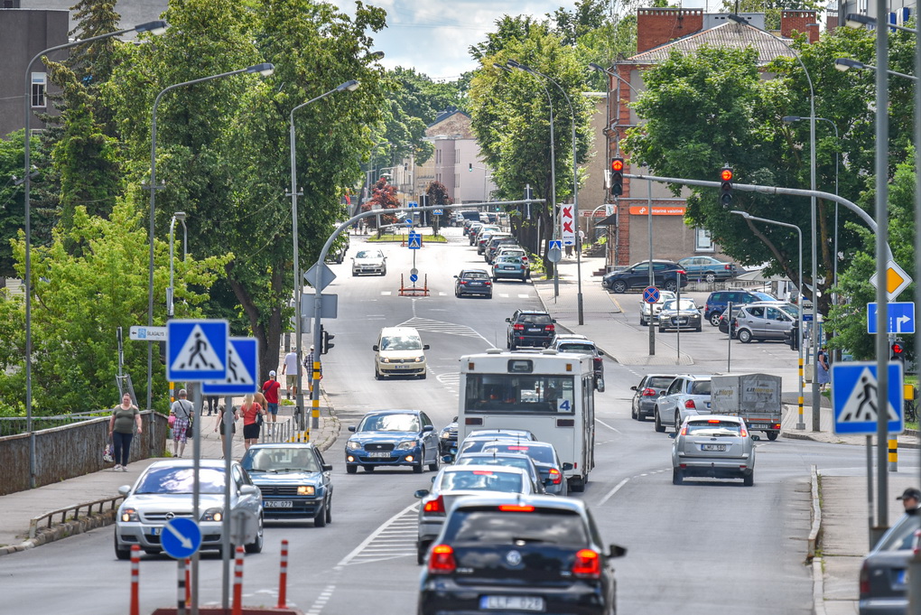 Nuo 2023-iųjų Lietuvos vairuotojams Vyriausybė žada naują apynasrį. Prieš metus registruojamam automobiliui įvestu mokesčiu nepakeitusi tautiečių nuomonės apie ekologiją, valdžia sugalvojo kasmetį indėlį į švaresnę gamtą iš kiekvieno taršios mašinos savininko.