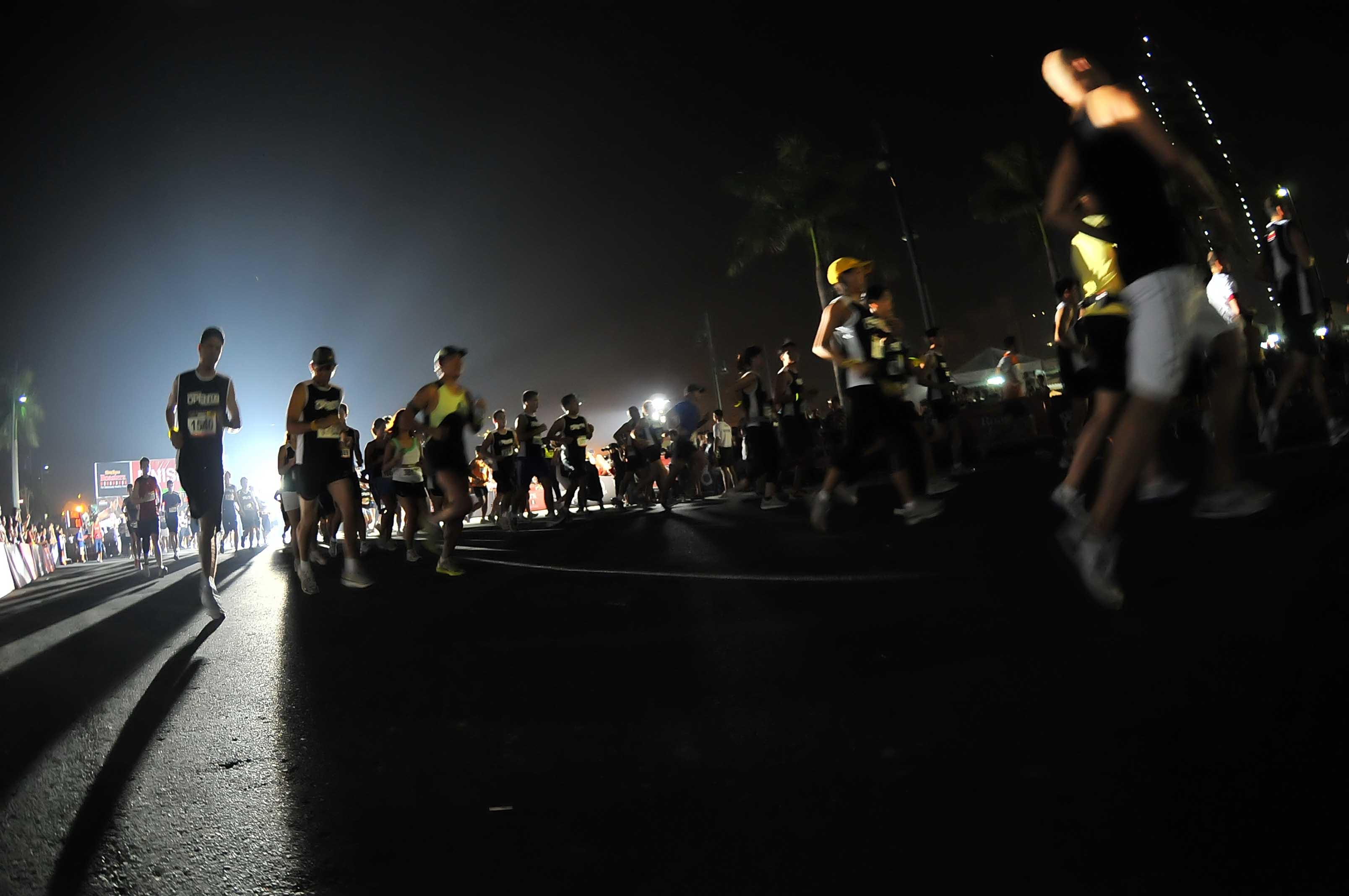 We running the night. Night Run. Night Runners фото. Running at Night. Волкуша бег ночь.