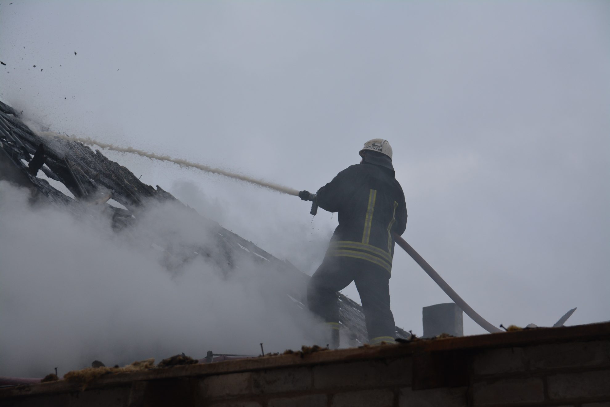 Ugniagesiai gavo pranešimą apie degantį namą Ramygaloje. Nuvykus į įvykio vietą paaiškėjo, kad liepsnose skęsta ūkiniame pastate buvęs garažas.