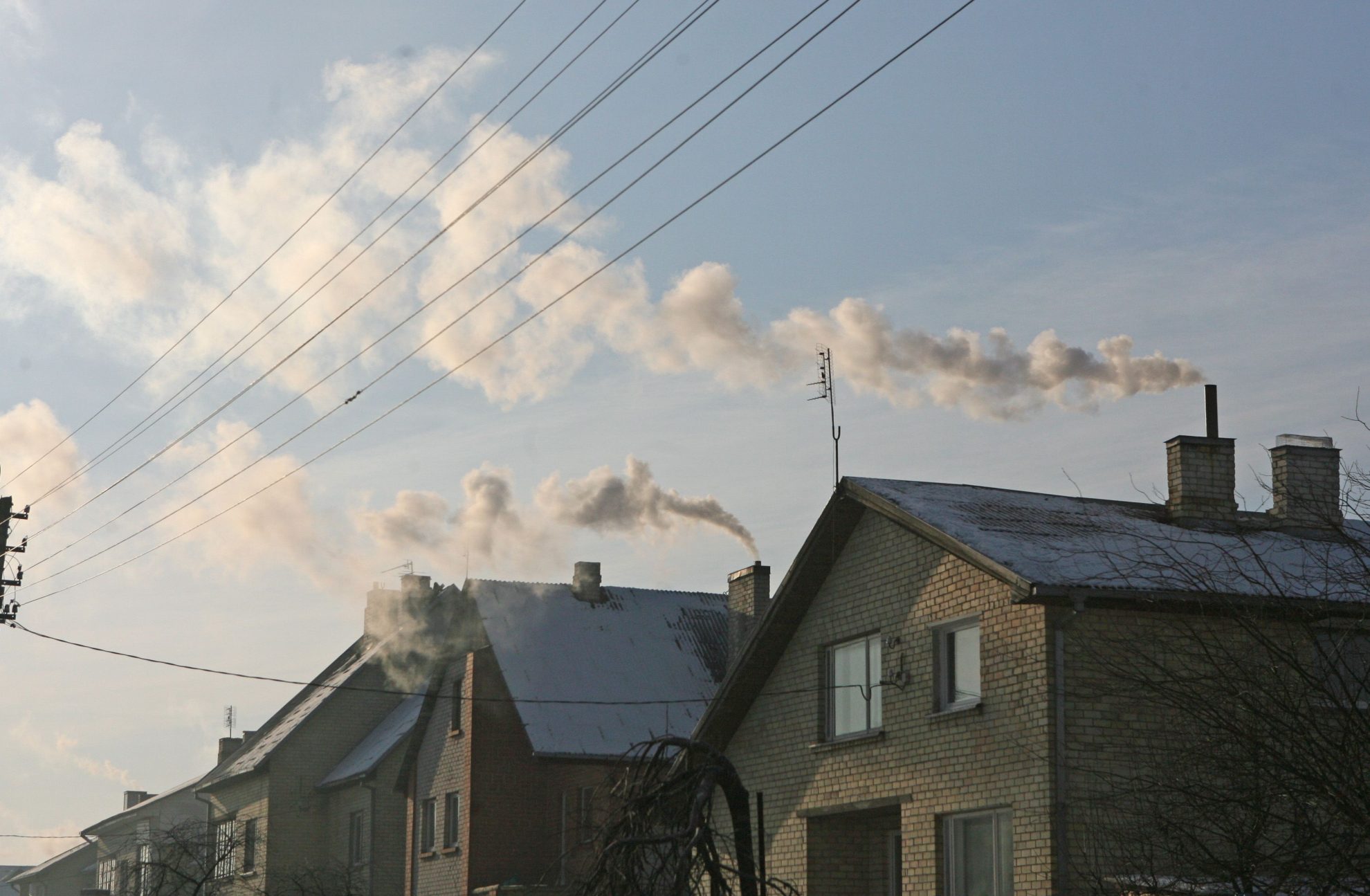 Antradienį Panevėžyje pirmą kartą šiais metais viršyta leistina kietųjų dalelių koncentracija ore. Aplinkosaugininkų nuomone, tam įtakos galėjo turėti įmonių, individualių namų šildymo įrenginių tarša.