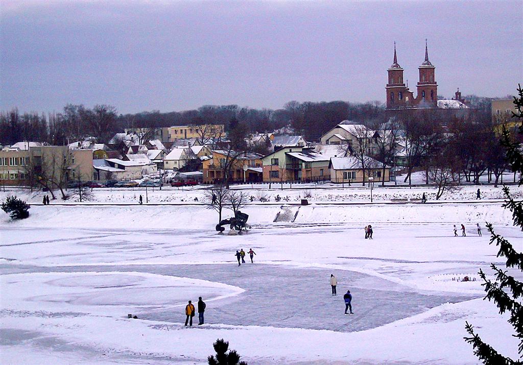 Dėl prasidėjusių Panevėžio modernaus baseino statybų šią žiemą panevėžiečiams likus be ledo arenos, mieste svarstoma išlieti čiuožyklą po atviru dangumi.