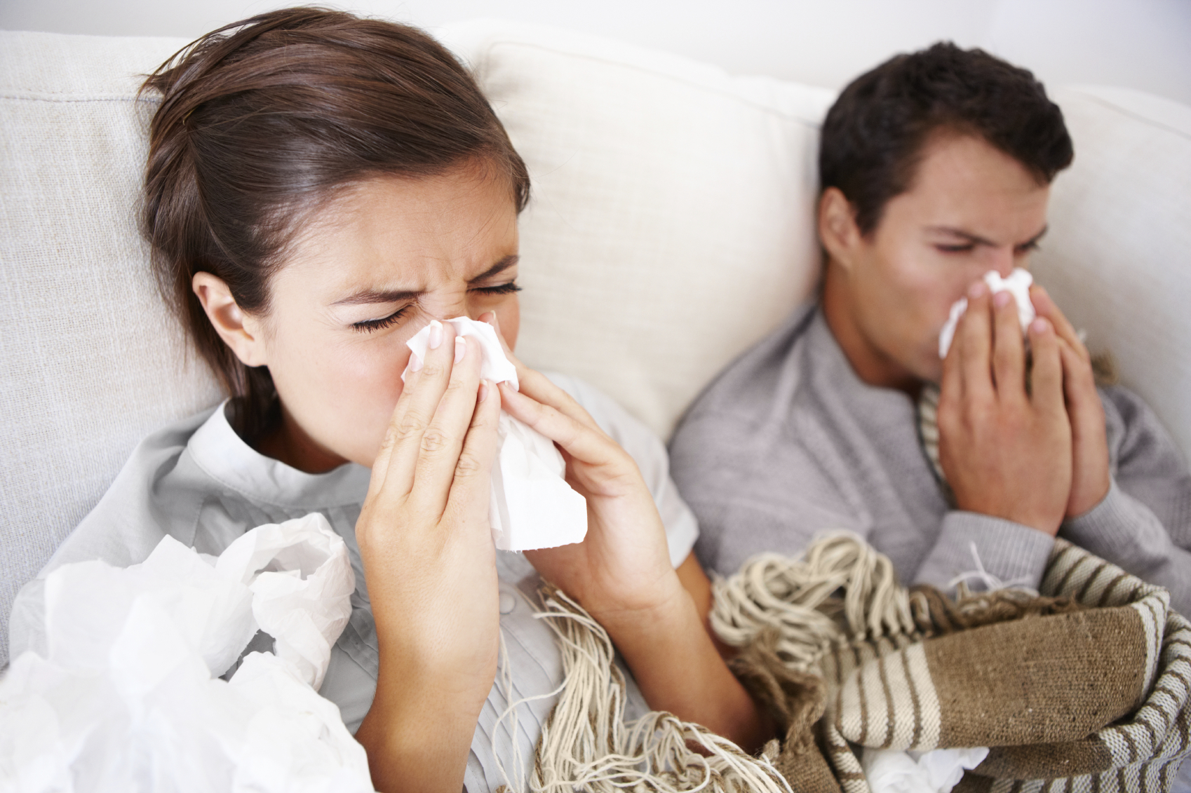 Epidemija oficialiai paskelbta jau dvidešimtyje savivaldybių, o sergantys gripu gyventojai užplūdo ne tik vaistines, bet ir gydytojų kabinetus.