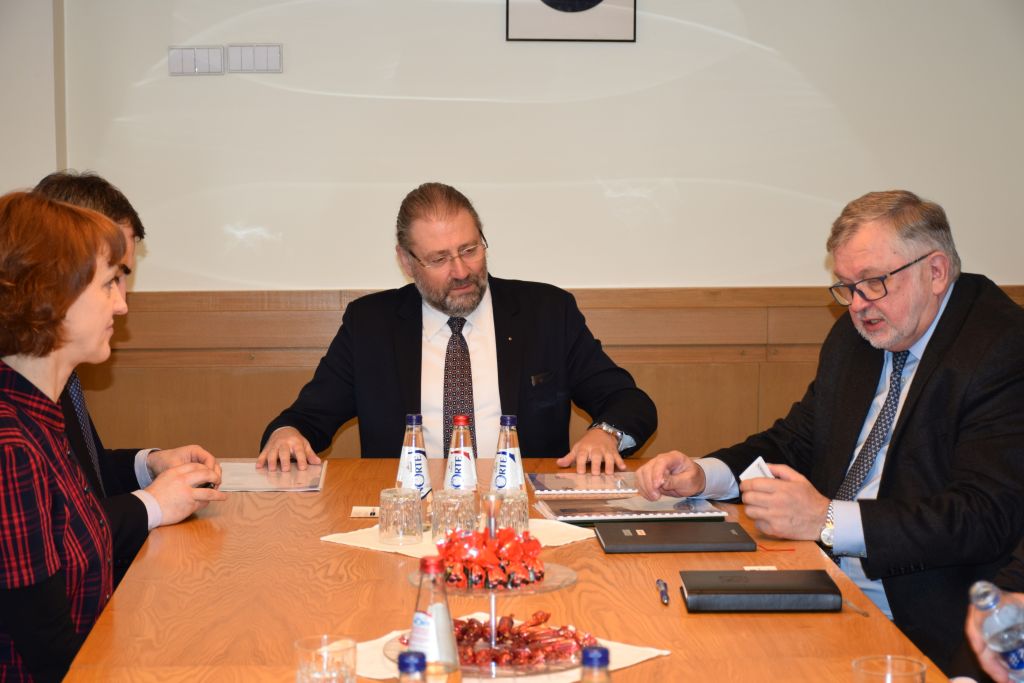 Panevėžio meras R. Račkauskas priėmė įmonės „Biotechparma“ vadovą prof. Valdą Algirdą Bumelį, kuris planuoja kurti Lietuvoje mokslinį gamybinį kompleksą.