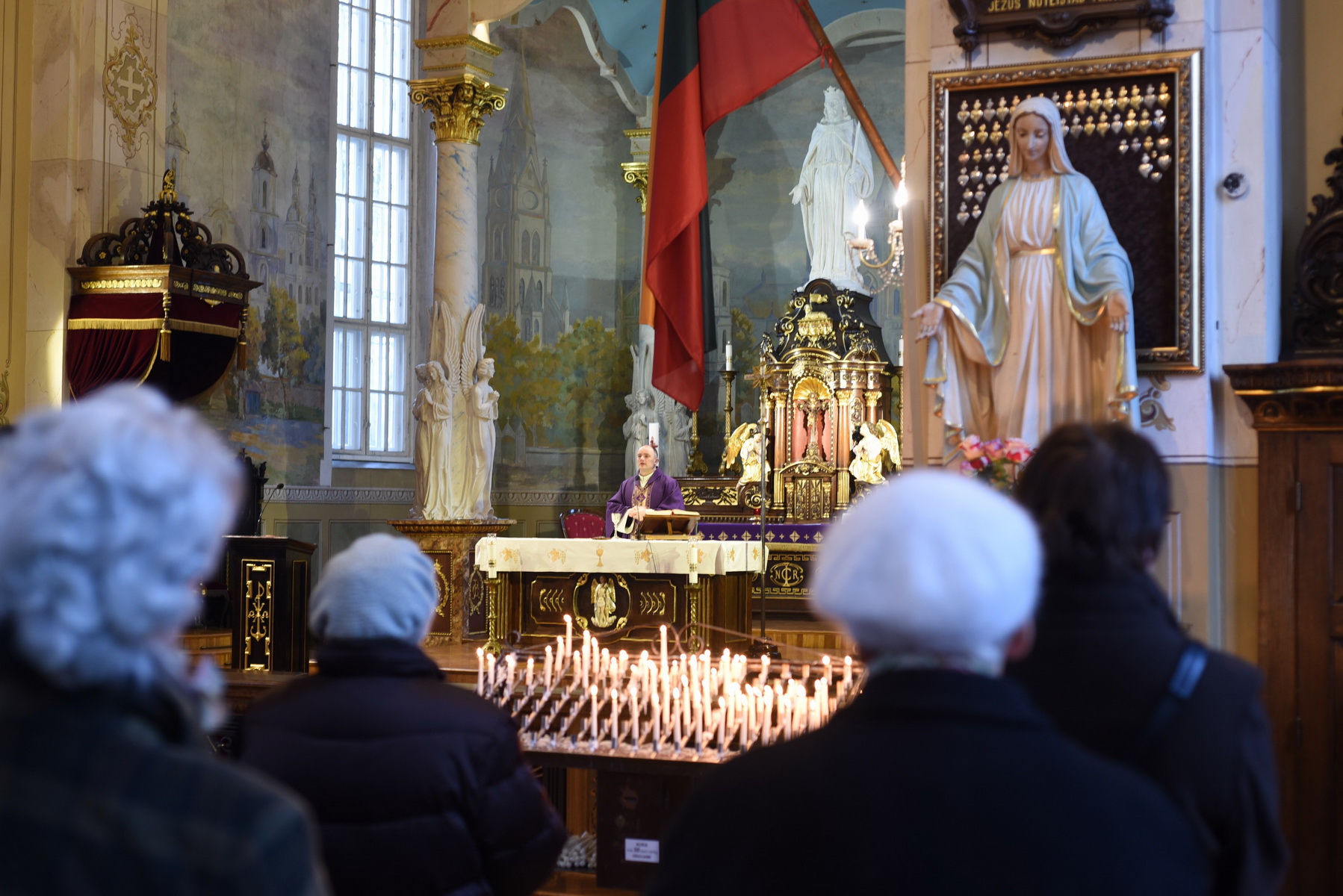 Lietuvai šeštadienį švenčiant nepriklausomybės atkūrimo 27-ąsias metines, panevėžiečiai tradiciškai rinkosi į Kristaus Karaliaus katedrą, kur buvo aukojamos šv. Mišios už Tėvynę ir jos žmones.