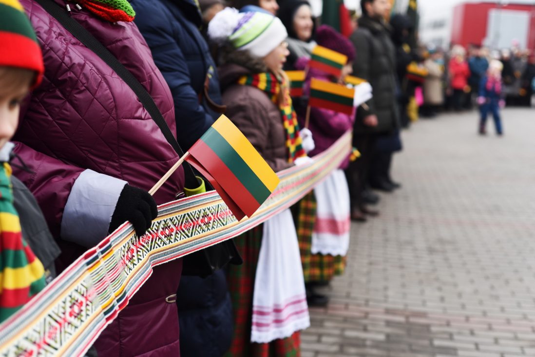 Dar nebuvo nė pusiaudienio, kai į Laisvės aikštę pradėjo rinktis minios žmonių, pasipuošusių Lietuvos spalvomis.