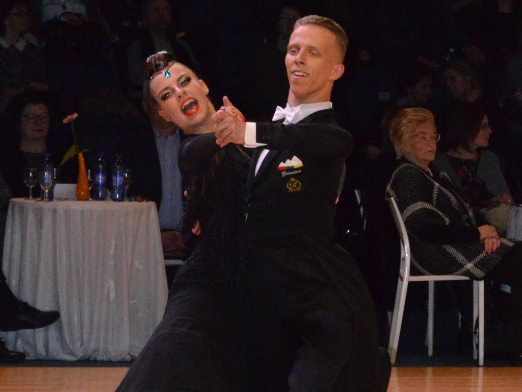 Panevėžyje Lietuvos standartinių ir Lotynų Amerikos šokių čempionate bronzinė panevėžiečių pergalė, kuria džiaugėsi pora – S. Seikauskas ir L. Norušaitė.