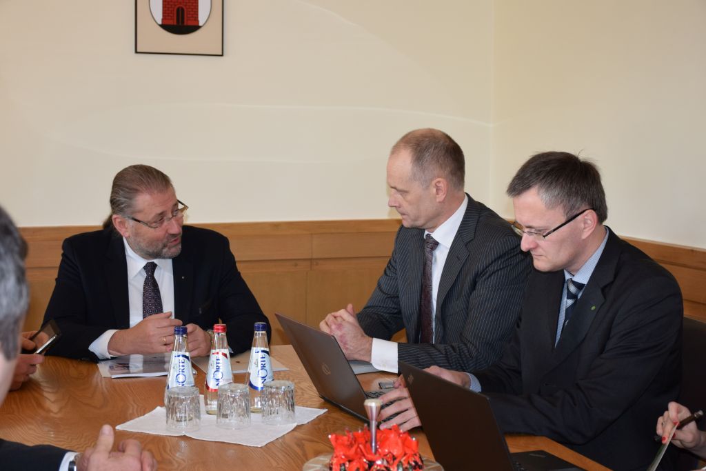 Panevėžio mero R. Račkausko kabinete vyko susitikimas su Švietimo viceministru Dr. G. Viliūnu, patarėju M. Ablačinsku bei MOSTA atstove J. Miežiene.