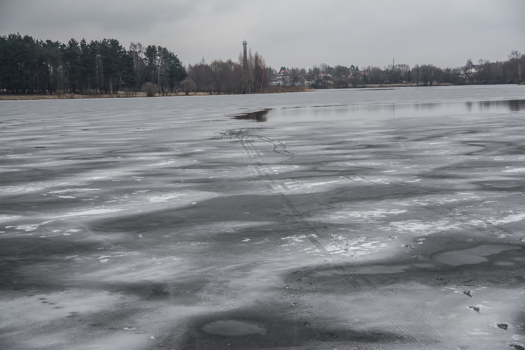 Nors oro sąlygos jau nebepalankios poledinei žūklei, žvejai nepaiso perspėjimų apie pavojingą ledą ir vis dar rizikuoja.