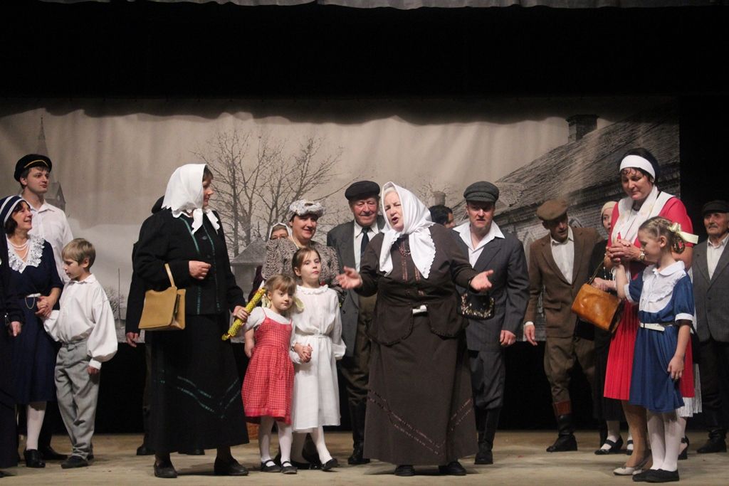 Teatro dienos išvakarėse tradiciškai buvo surengta didžiausia Lietuvos mėgėjų teatro šventė. Miežiškių teatralų rankose – dar vienas svarbus apdovanojimas.