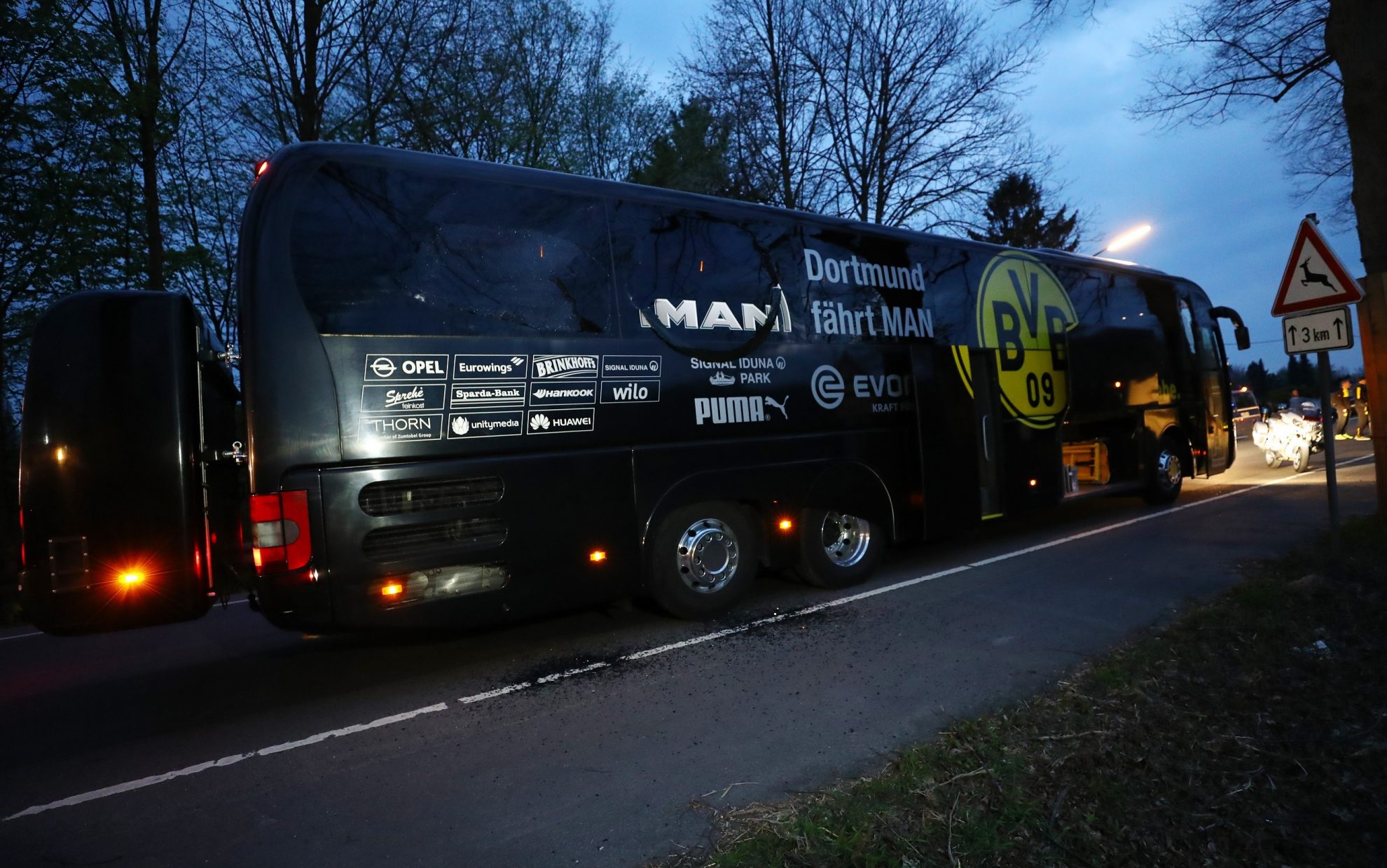 Pakeliui į Čempionų lygos rungtynes trys sprogimai driokstelėjo prie Dortmundo futbolo komandos „Borussia“ autobuso ir sužeidė ispaną žaidėją Marcą Bartrą.