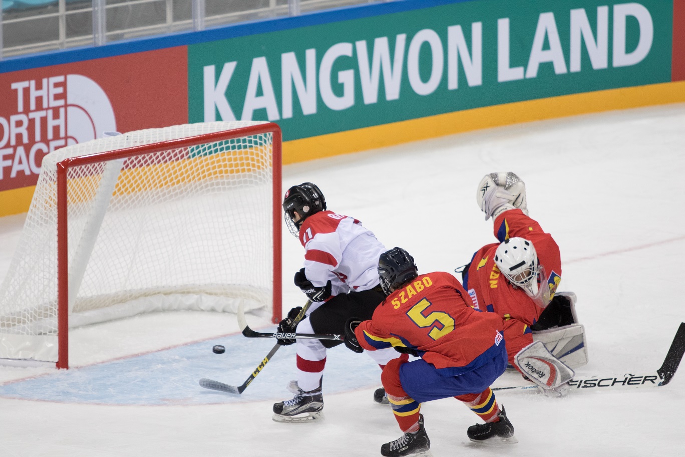 Lietuva jaunių pasaulio ledo ritulio čempionato II diviziono A grupės antrose rungtynėse po pratęsimo 4:3 nugalėjo Rumuniją ir pirmauja čempionate.
