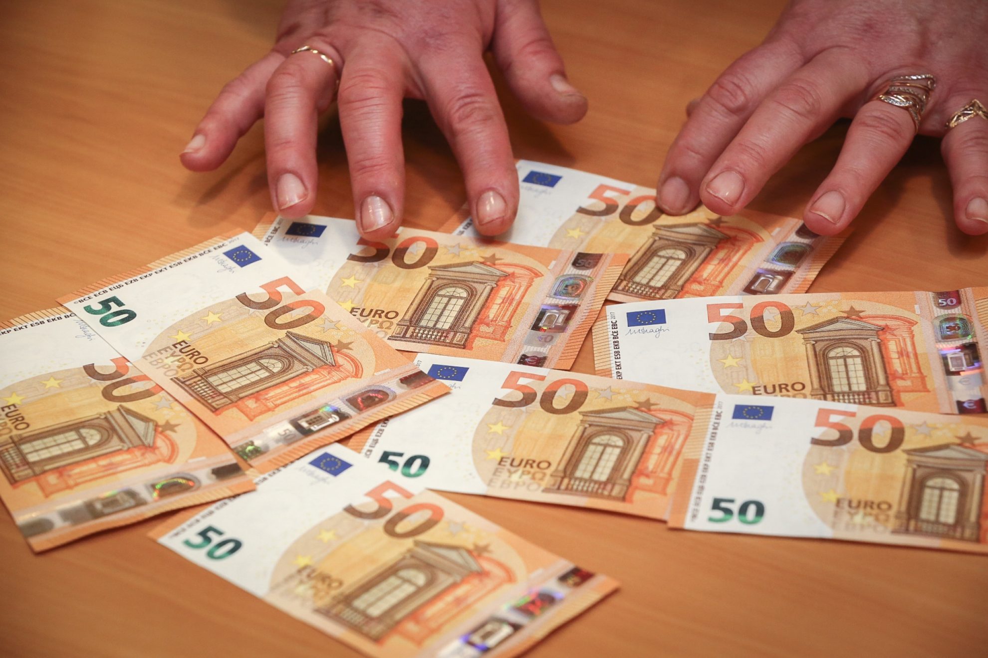 Europos centrinio banko antradienį į apyvartą išleidžiamą naują 50 eurų banknotą bus kur kas sunkiau padirbti, todėl turėtų sumažėti klastojimo atvejų.
