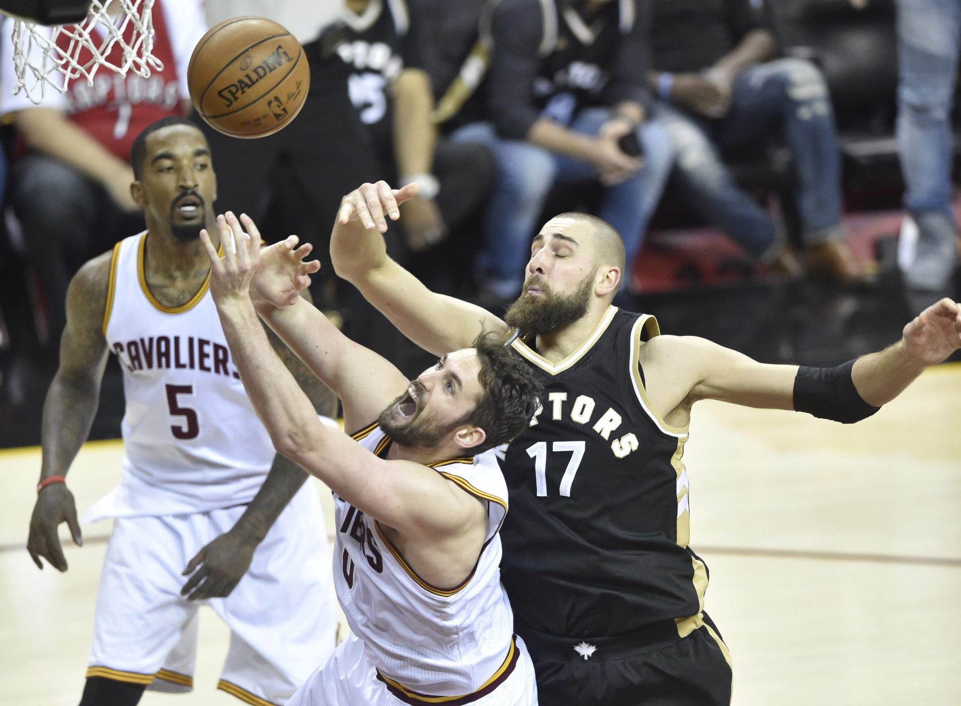NBA pusfinalio antrosiose rungtynėse „Cavaliers“ 125:103 (34:22, 28:26, 37:25, 26:30) įveikė „Toronto Raptors“ ir serijoje iki 4 pergalių pirmauja 2-0.