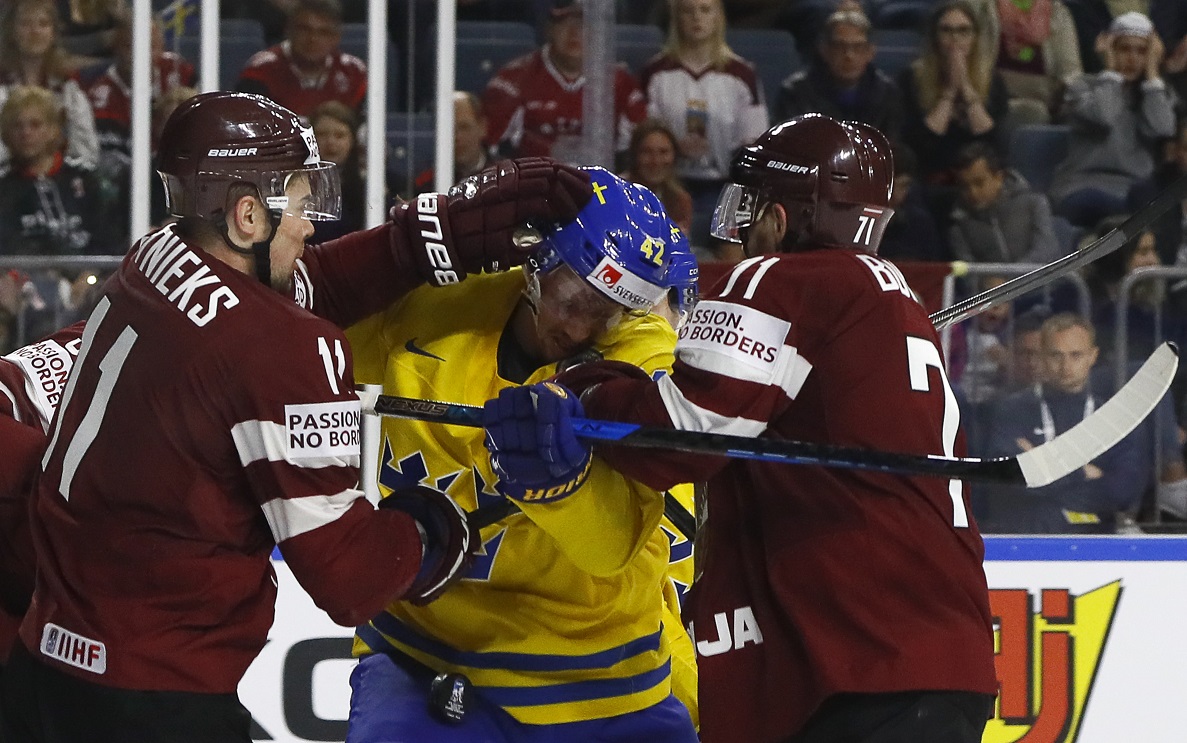Pirmąjį pralaimėjimą patyrė Latvijos rinktinė. A grupėje Rusijos ledo ritulio rinktinė 3:0 nugalėjo Daniją ir pakilo į pirmąją vietą.