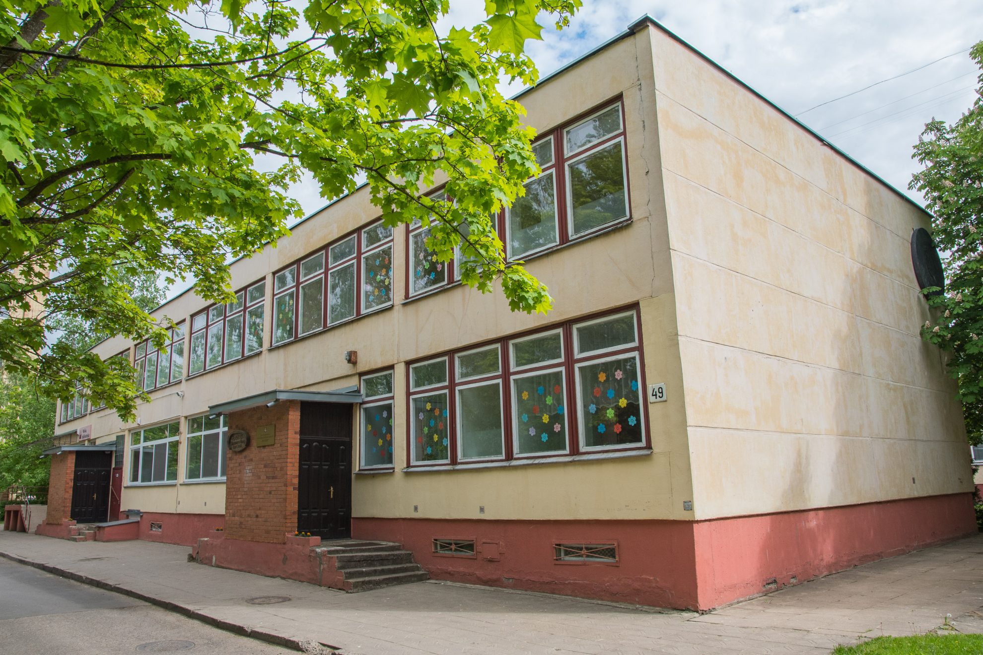 Panevėžio savivaldybė pranešė šešiuose miesto vaikų darželiuose dar šiais metais pakeisianti langus ir duris. Tačiau patenkini ne visi.