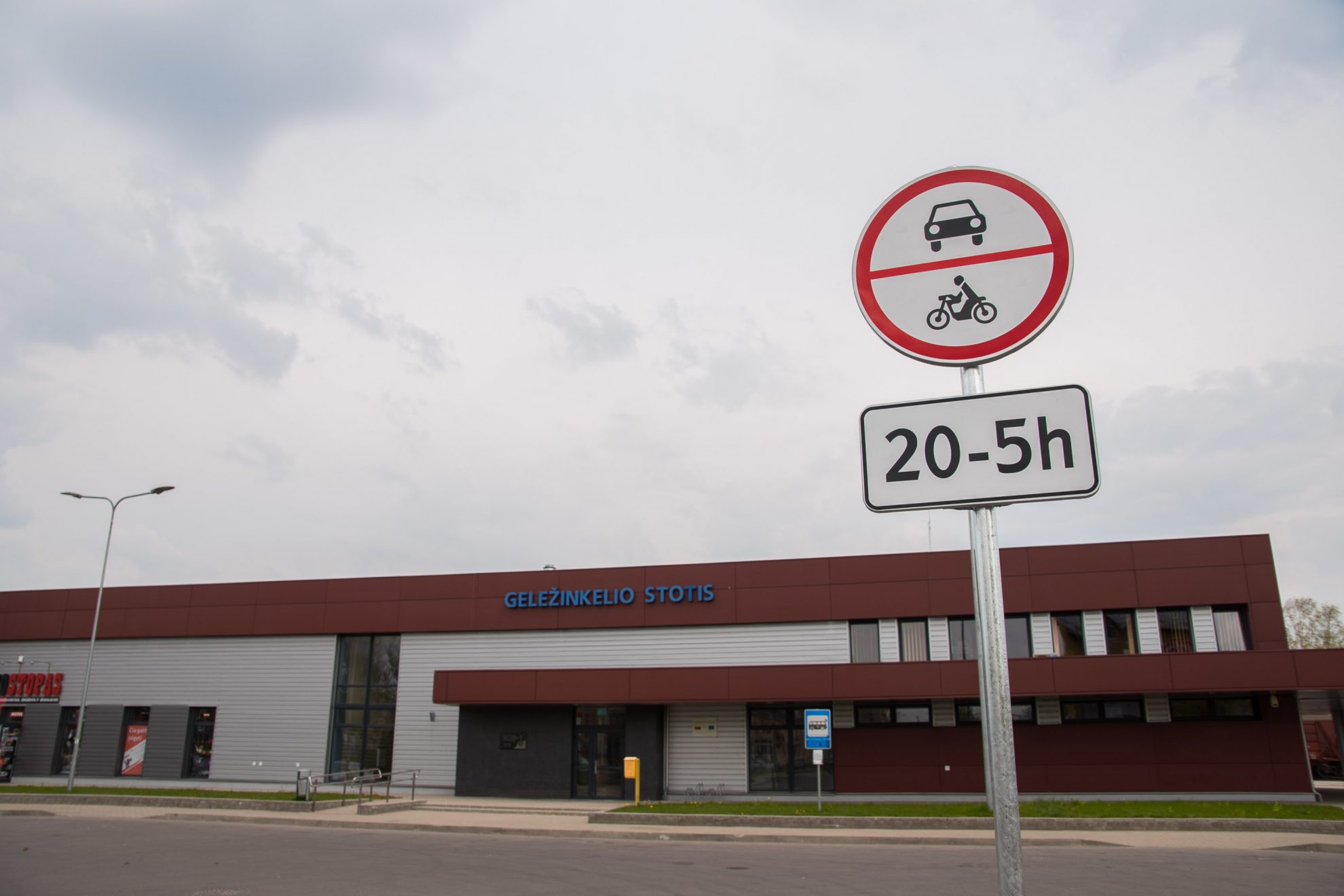 Eismas transporto priemonėms nuo 20 iki 5 val. apribotas S. Kerbedžio gatvėje, šalia traukinių stoties esančioje automobilių aikštelėje.