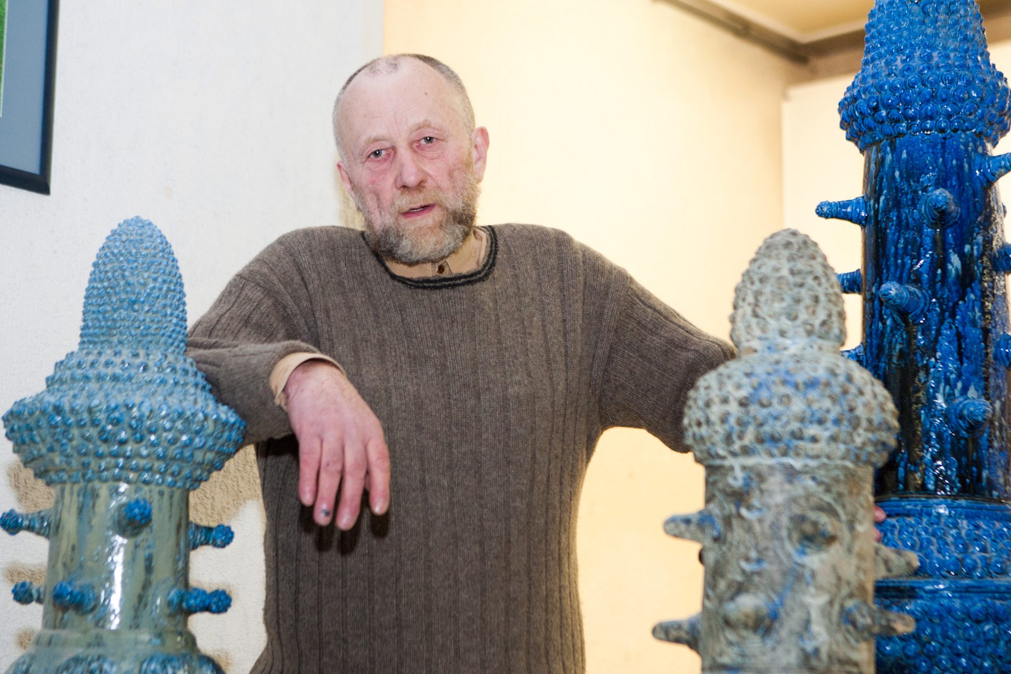 Prieš mėnesį Panevėžio savivaldybė išdalino kultūros ir meno premijas. Negalėjęs dalyvauti skulptorius J. Lebednykas apdovanojimą atsiėmė šiandien.