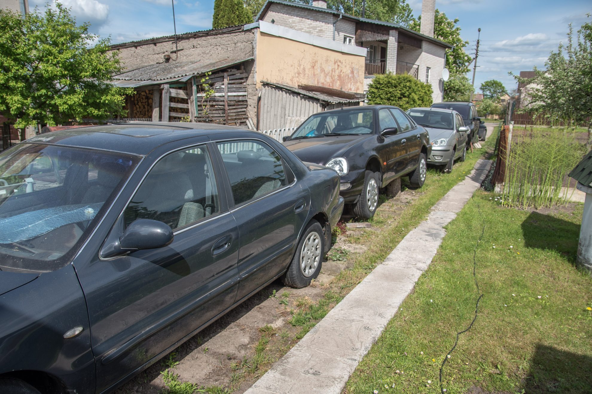 Žalgirio gatvėje teritoriją nenaudojamais automobiliais apstatęs gyventojas jau daug metų neduoda ramybės ne tik kaimynams, bet ir atsakingoms institucijoms
