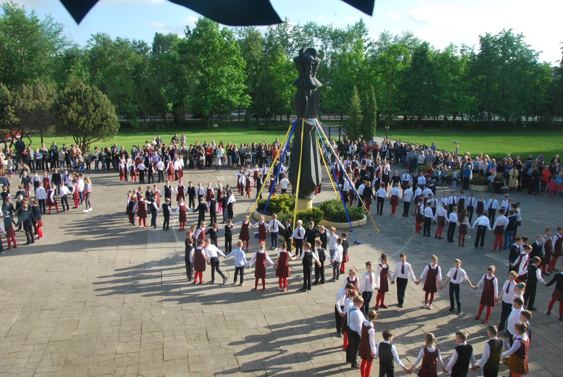 Nuo 1992 metų paskutinę gegužės savaitę „Saulėtekio“ progimnazijoje organizuojama šokių šventė. Kasmet šio renginio tema vis kita.