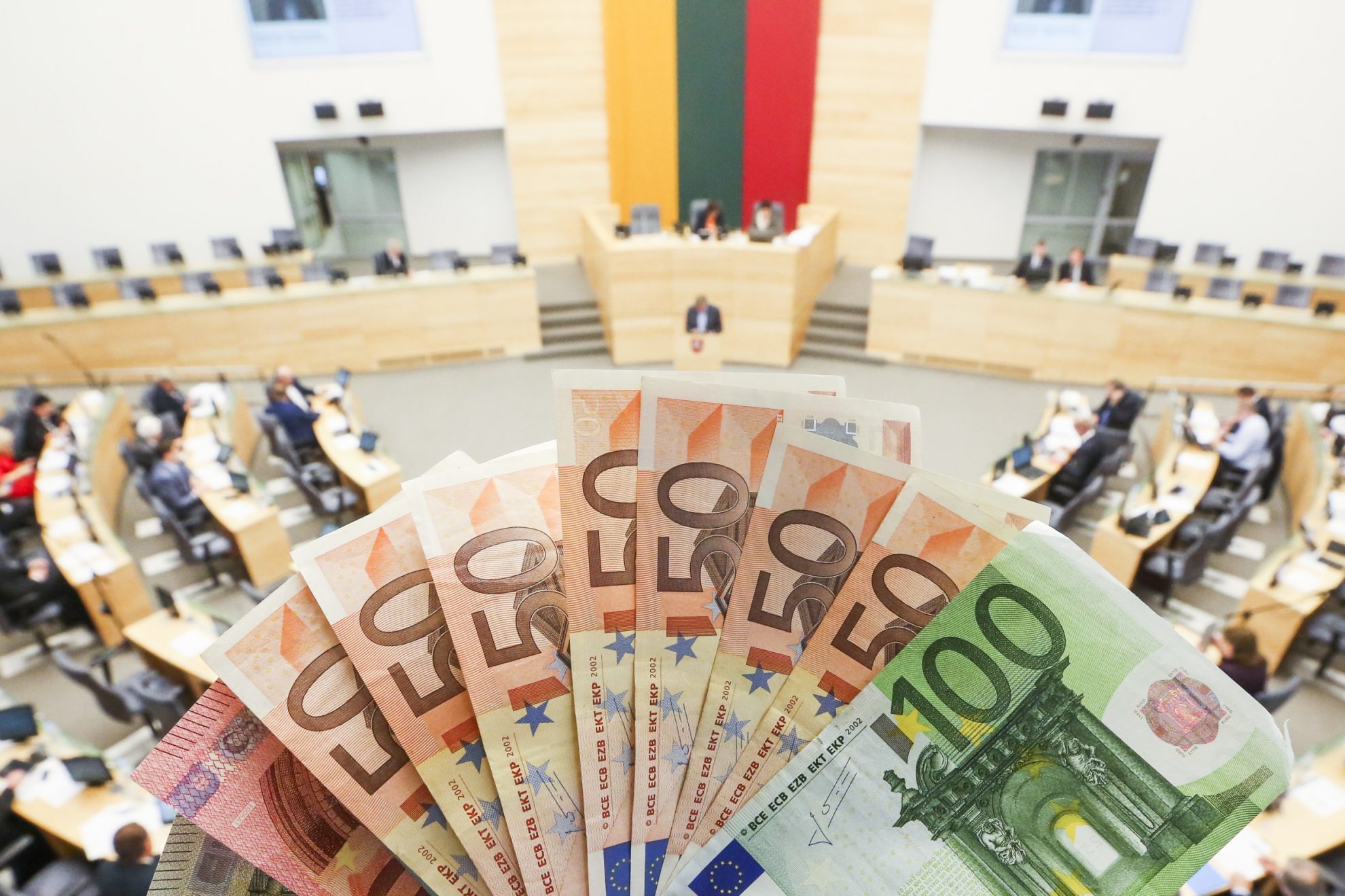 Vyriausybė siūlo nuo kitų metų iki 3 000 eurų riboti atsiskaitymą grynaisiais. Taip esą siekiama kovoti su šešėline ekonomika.