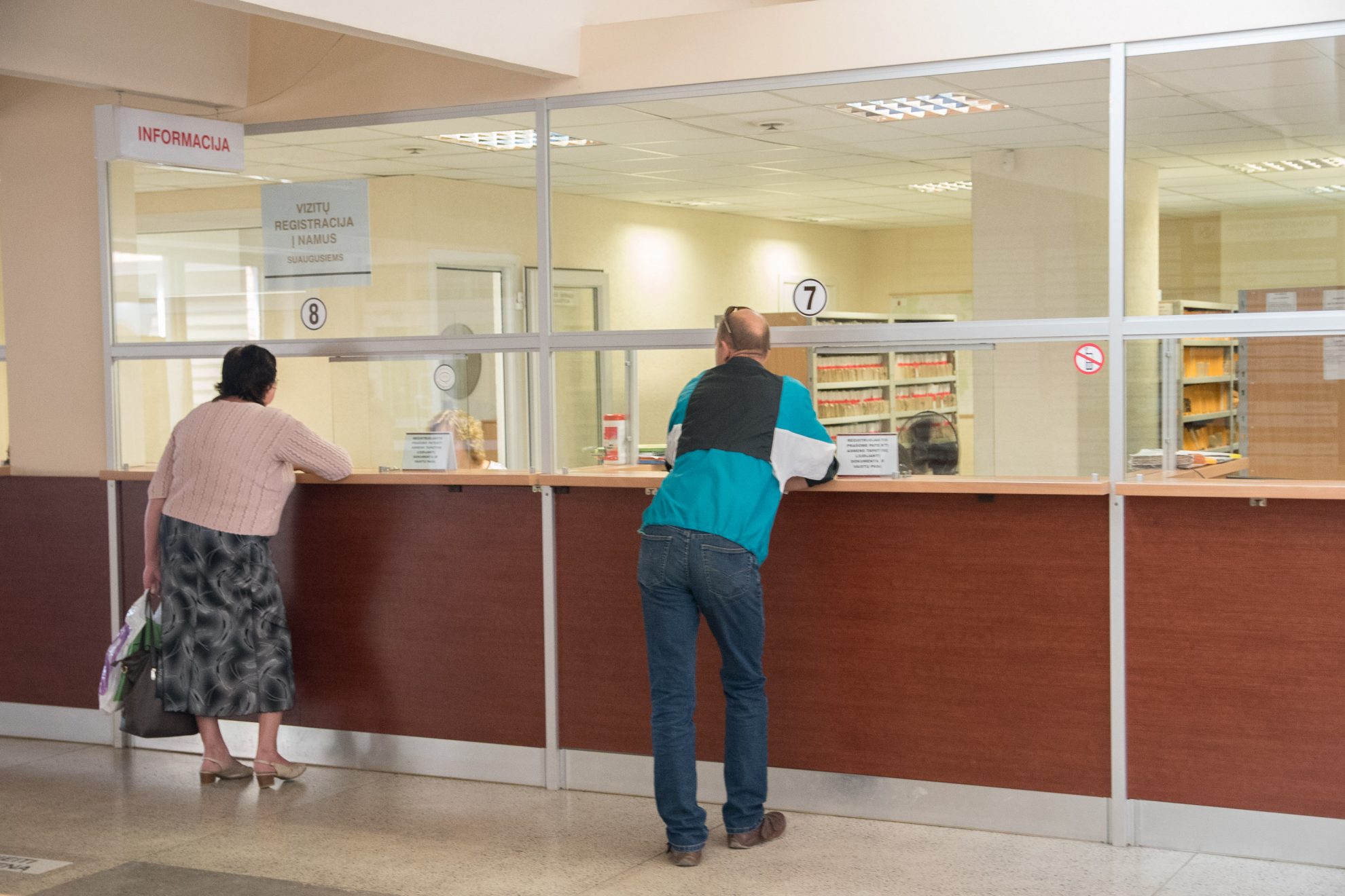 Panevėžio poliklinikoje prie registratūros ir procedūrų kabinetų nusidriekusias eiles netrukus reguliuos laukimo talonėlius spausdinantys terminalai.