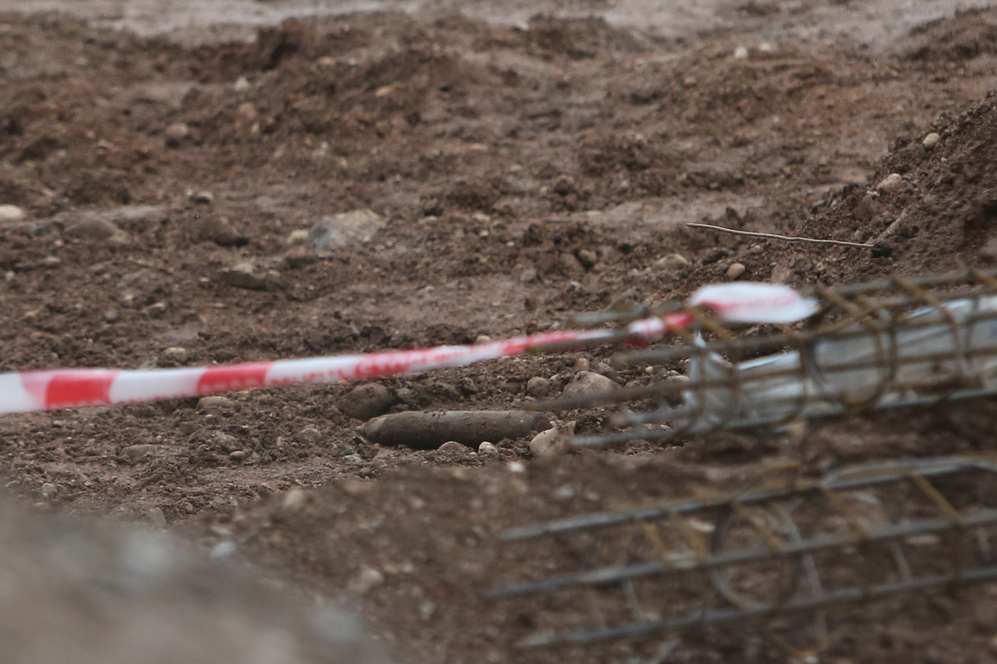 Panevėžio rajono Lakštingalų kaime, atliekant archeologinius kasinėjimus, rastas daiktas, panašus į sprogmenį.