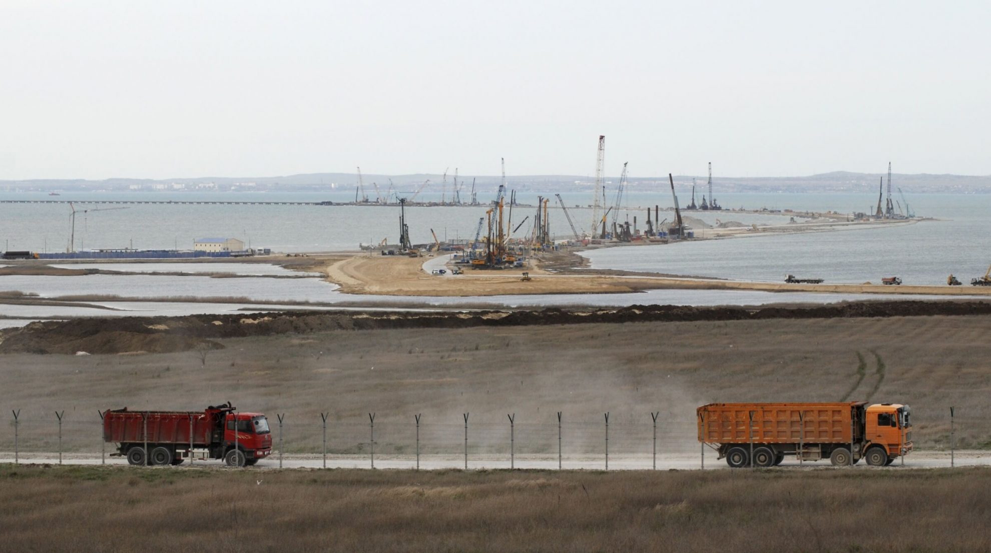 Rusijos ir Krymo tiltas po truputį kyla – pranešama, kad prie jo atramų atplukdyta 6 tūkst. tonų sverianti pagrindinė geležinkelio arka.