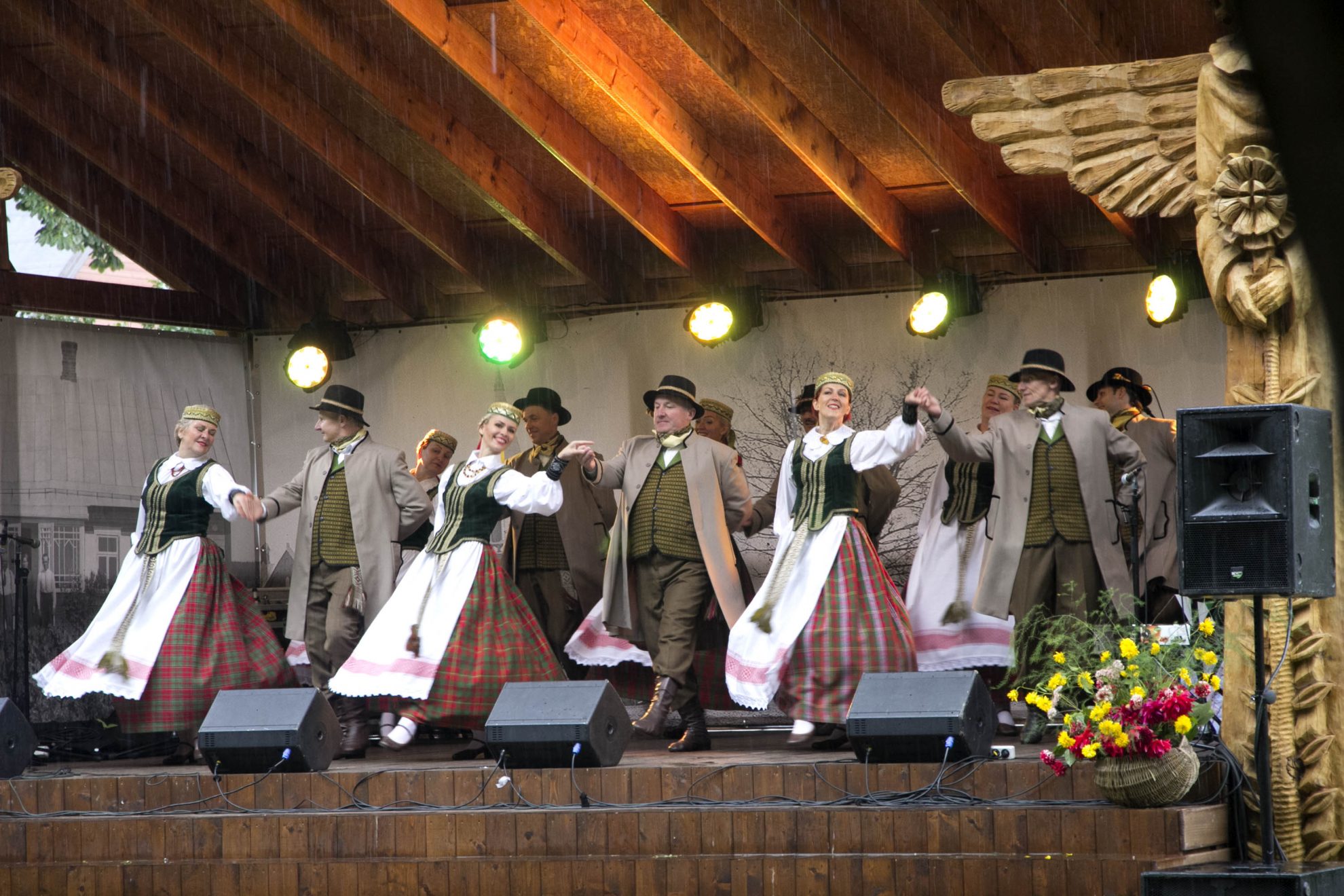 Jau 10-ąjį kartą Miežiškių bendruomenė susibūrė į didžiausią miestelio metų renginį – Šv. Baltramiejaus atlaidus, kuriuose atsisveikinta ir su gandrais.
