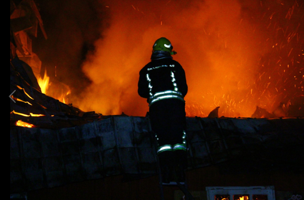 Pirmadienio vėlų vakarą, kelios minutės po 21.30 val., ugniagesiai-gelbėtojai sulaukė pranešimo, kad Liūdynės kaime, Senajame Vilniaus kelyje dega gyvenamasis namas.