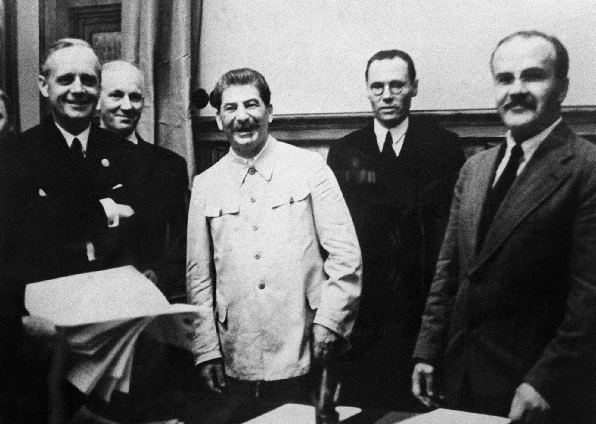 Vokietijos užsienio reikalų ministras Joachimas von Ribentropas (kairėje), sovietų lyderis Josifas Stalinas ir užsienio reikalų ministras Večiaslavas Molotovas (dešinėje) 1939 metų rugpjūčio 23 dieną Kremliuje pasirašo Molotovo–Ribentropo paktą. ARCHYVŲ nuotr.