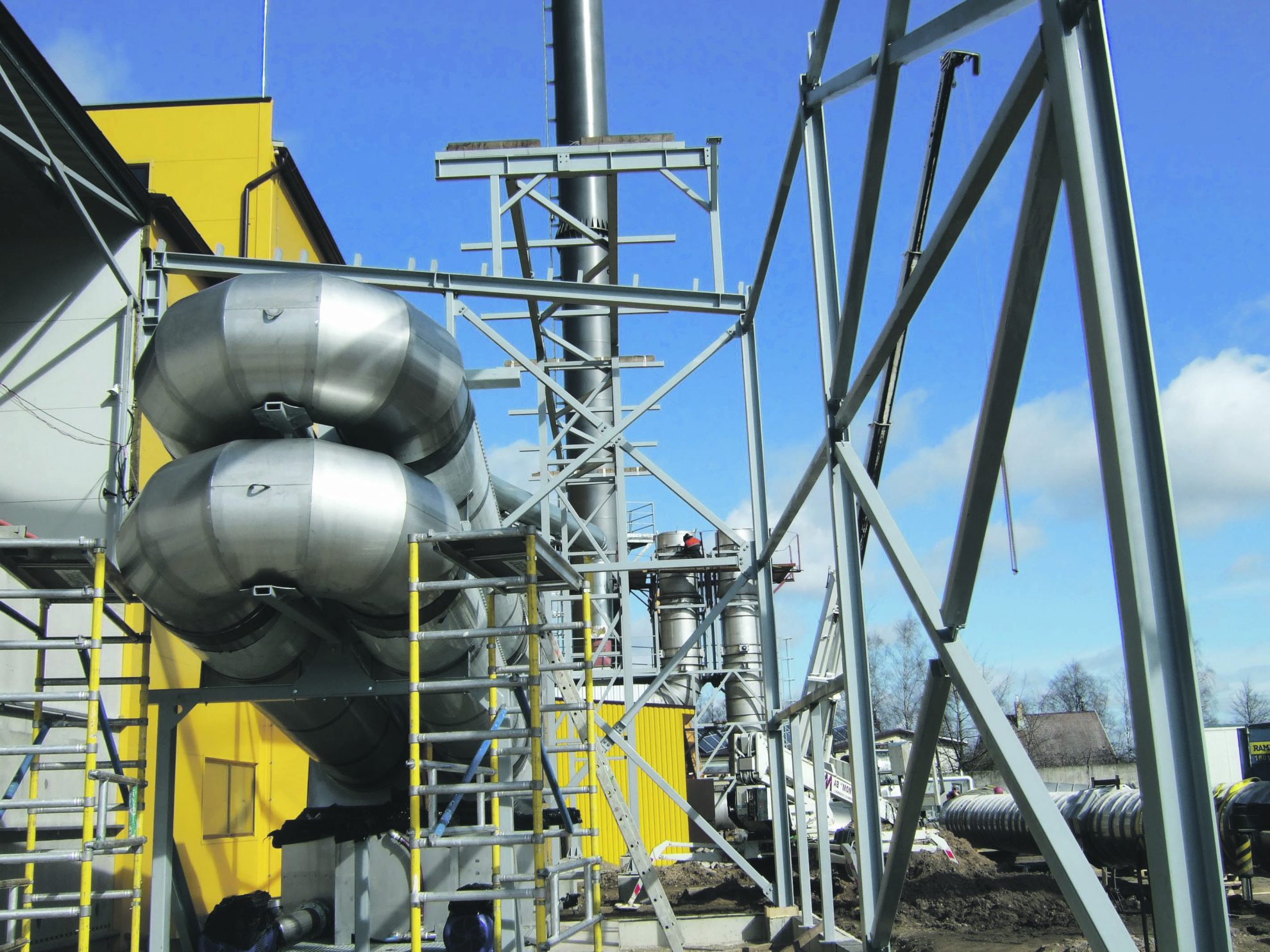AB „Panevėžio energija“ baigė įgyvendinti projektą „Kondensacinio ekonomaizerio įrengimas Panevėžio RK-1“ – prie esamo biokuru kūrenamo katilo įrengtas 3 MW šilumos galios degimo produktų kondensacinis ekonomaizeris.