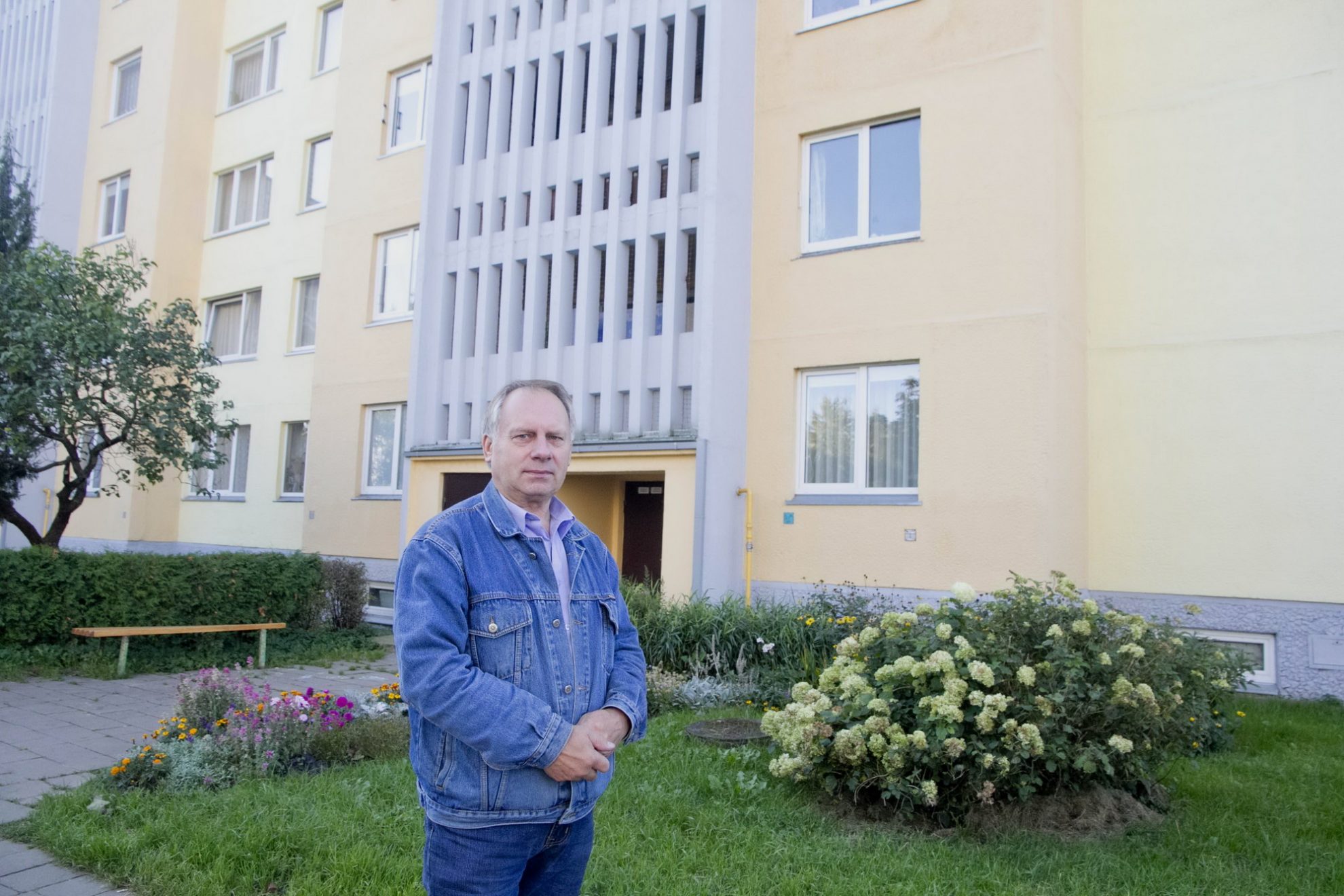 Ateities gatvės 28-ojo namo pirmininkas Kazimieras Grybė piktinasi, kad nors elektros vagys buvo sučiupti už pakarpos, teisėsauga vis delsia imtis ryžtingų veiksmų. V. BULAIČIO nuotr.