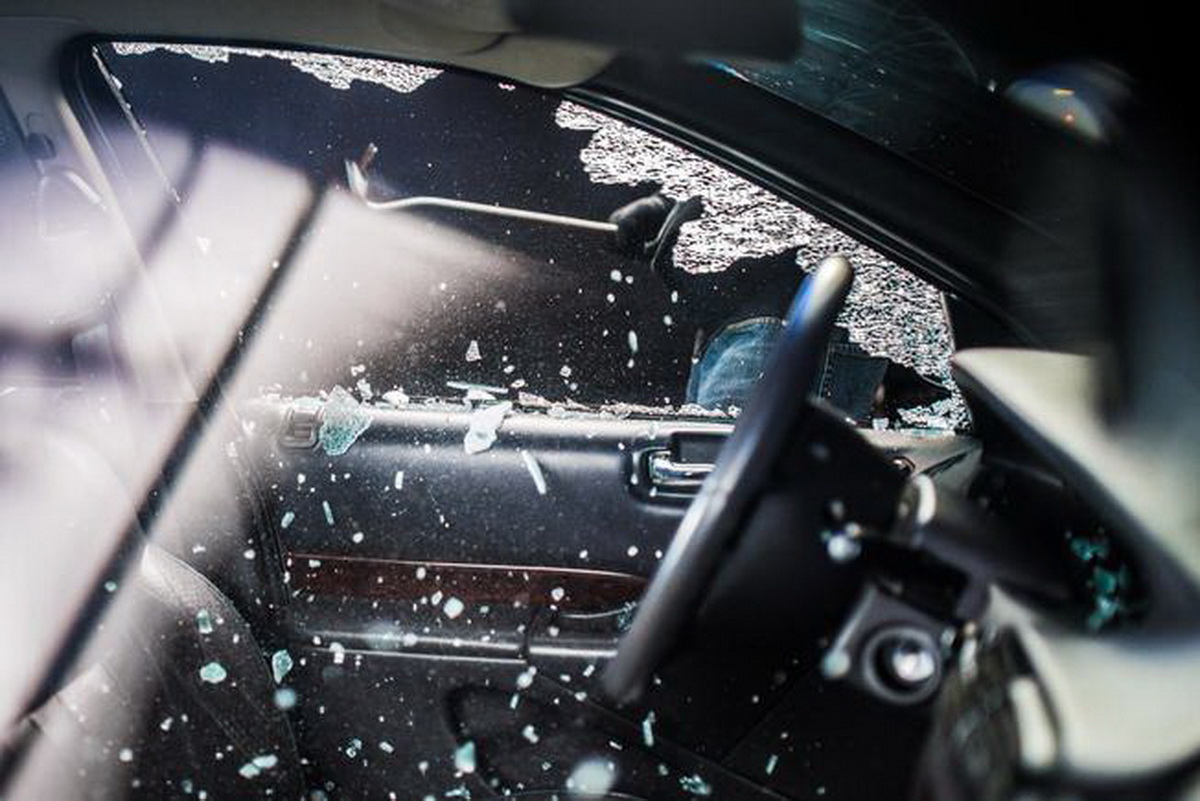 Į Panevėžio rajone, Naujikų kaime stovėjusį „Audi“ ilgapirščiai pateko išdaužę lango stiklą. Vagystė pastebėta penktadienį, iškart po septynioliktos valandos.