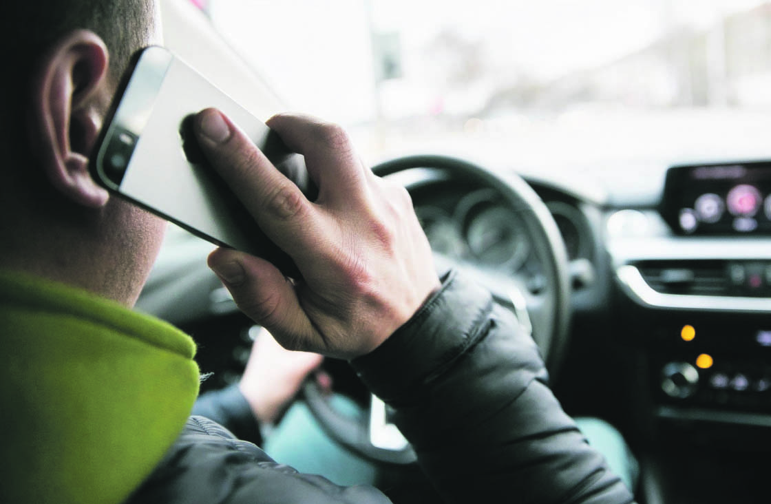 Draudimas naudotis mobiliuoju telefonu vairuojant Lietuvoje jau galioja 15 metų, baudos už tokios neleistinus veiksmus prie vairo didėja, tačiau policijos pareigūnai kasmet vis dar nubaudžia dešimtis tūkstančių vairuotojų