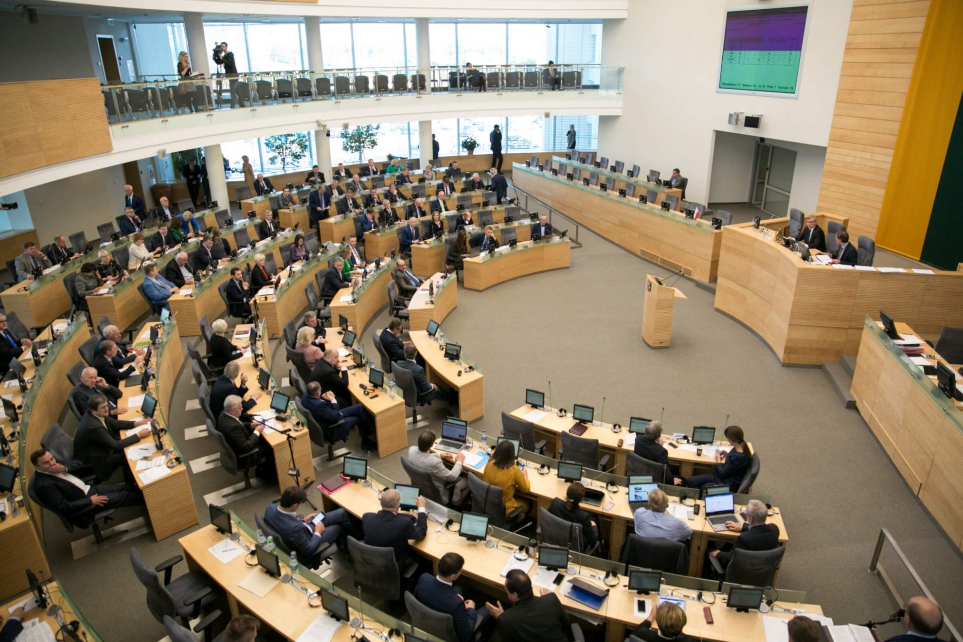 Maištaujantys Lietuvos socialdemokratų partijos (LSDP) Seimo nariai pirmadienį susirinko tartis dėl tolesnės savo pozicijos. Nors oficialios pozicijos nepasiekta, paaiškėjo, kad parlamentarai svarsto trauktis iš partijos, tačiau ne iš koalicijos.