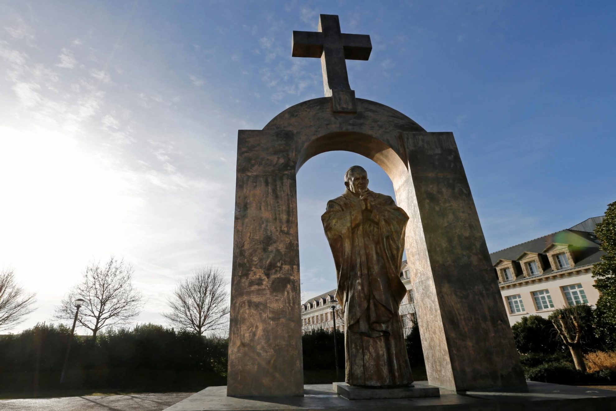 Praėjusią savaitę Prancūzijos aukščiausiasis administracinis teismas nusprendė jog ant Bretanėje, vakarų Prancūzijoje stovinčios popiežiaus Jono Pauliaus II skulptūros esantis kryžius turi būti pašalintas.