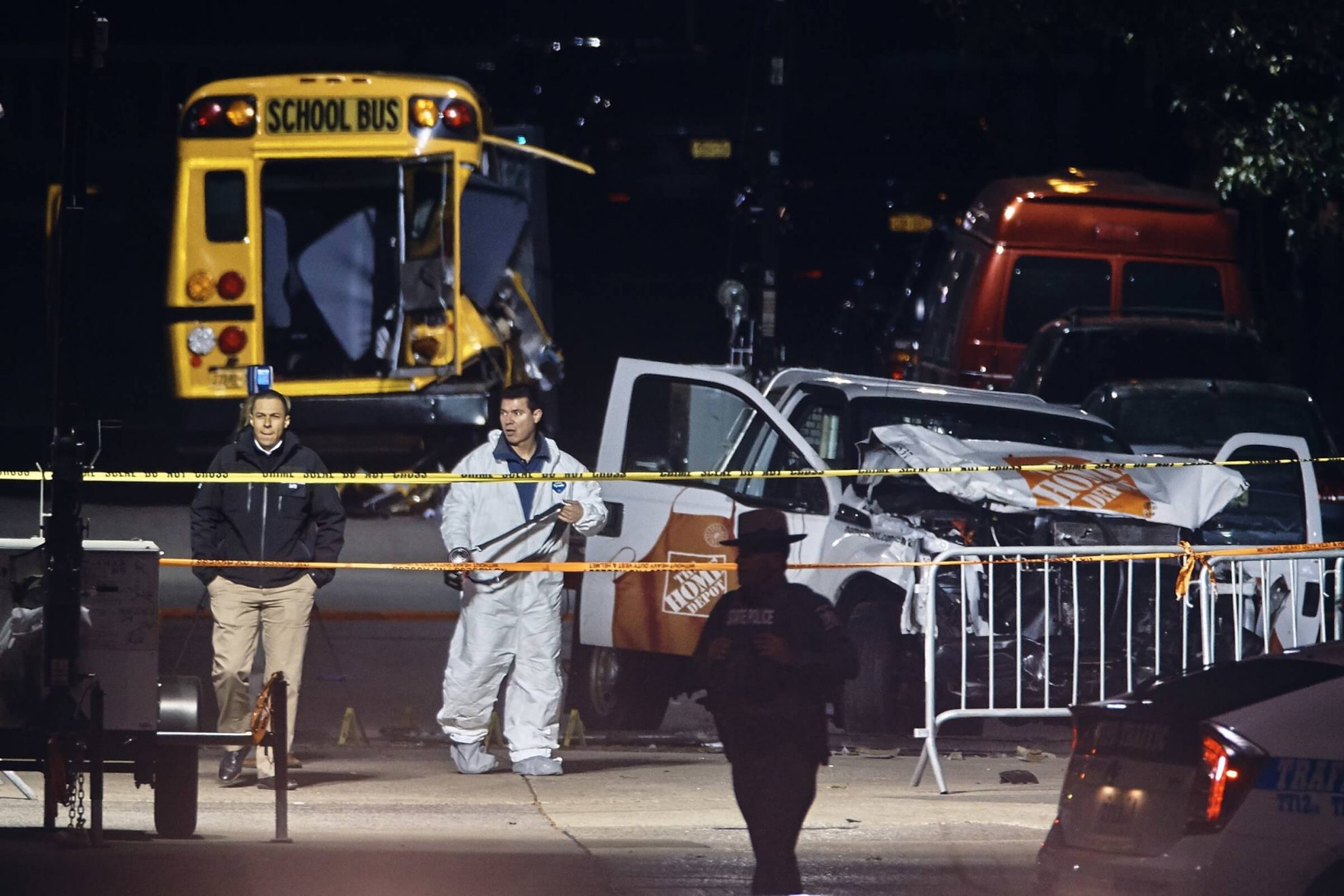 Niujorką antradienį sukrėtė teroro aktas – iš Uzbekijos kilęs vyras išnuomotu pikapu užvažiavęs ant šaligatvio ir dviračių tako užmušė aštuonis žmones.