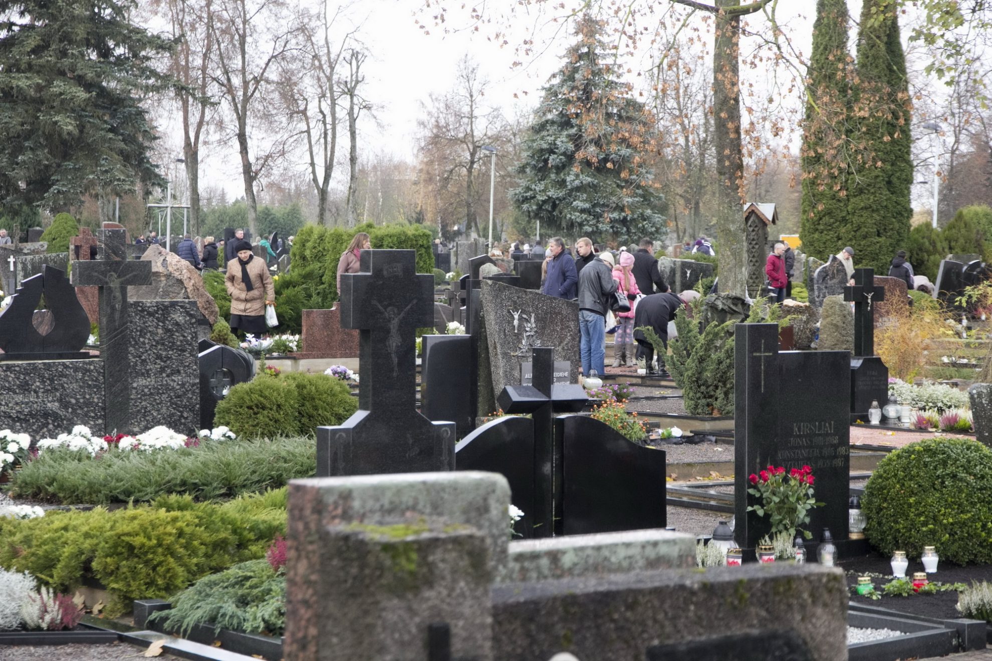 Nors tikrosios Vėlinės lapkričio 2-ąją, didžioji dalis Lietuvos žmonių į kapines skubėjo Visų šventųjų dieną.