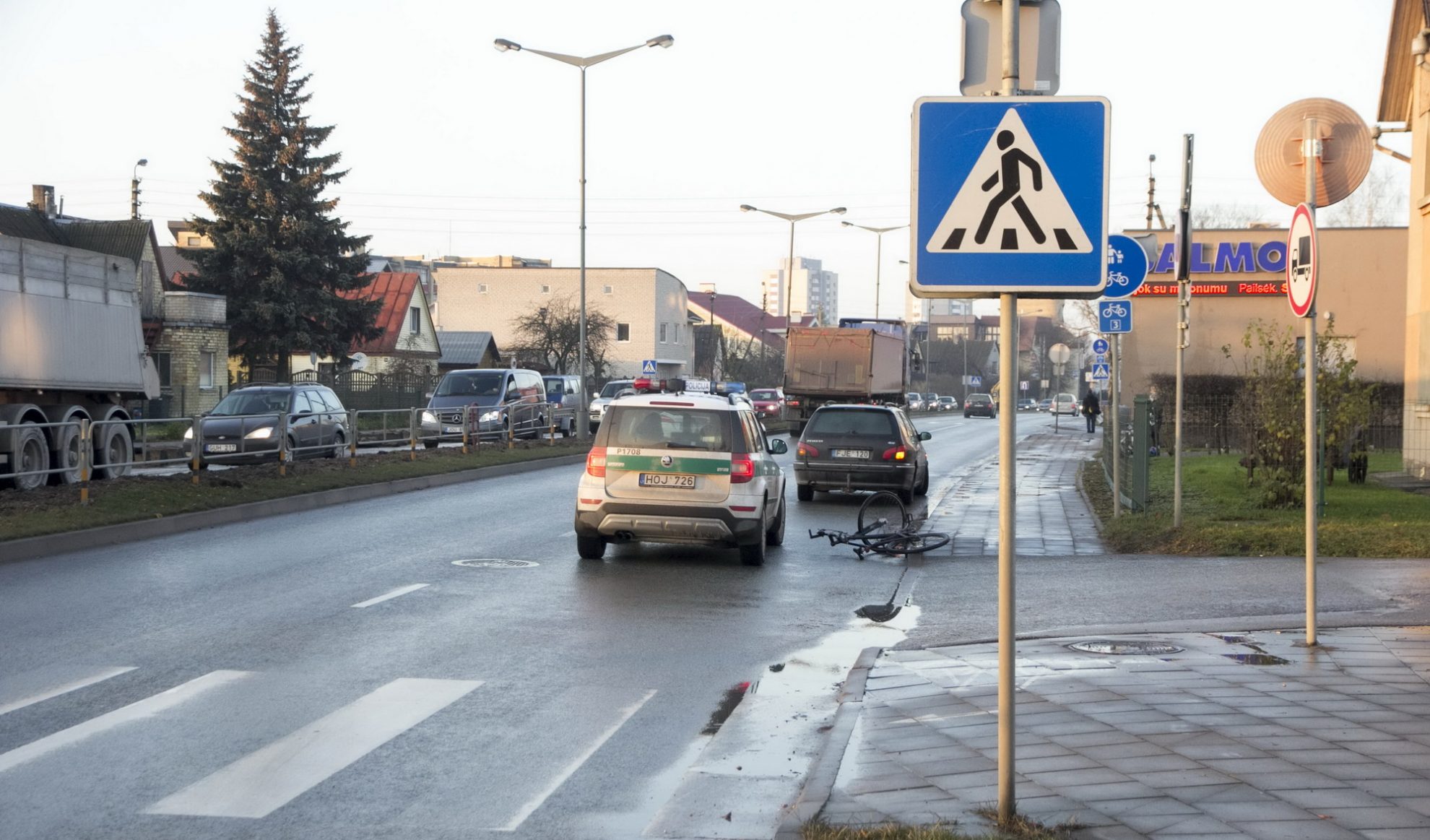 Penktadienio popietę, netrukus po 15 val., policija skubėjo ir į eismo įvykį Panevėžyje, Nemuno gatvėje, kur kelio, panašu, nepasidalijo automobilis ir dviratininkas. V. BULAIČIO nuotr.