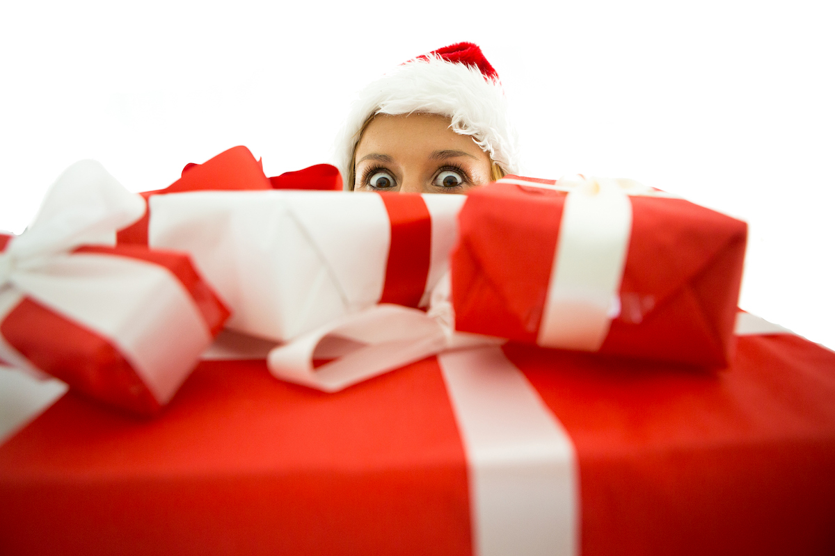Įsibėgėjanti kalėdinių dovanų paieška šventinėse reklamose ir parduotuvių vitrinose atrodo žaviai – rūpestis artimiausiais ir draugais, noras juos nustebinti ir pamaloninti, parodyti, kokie jie mums brangūs. Tačiau prieššventinė dovanų paieškos karštinė turi ir kitą veidą.