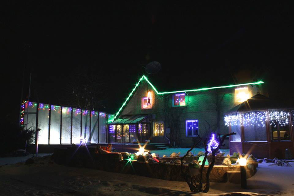Atvažiuojančiuosius į Panevėžį, ties Vaivadais, kiekvieną žiemą pasitinka įspūdingai Kalėdoms išpuoštas namas. Pravažiuojančių automobilių keleiviai sustoja jo nufotografuoti, švieselių ir dekoracijų gausa džiaugiasi išlipę vaikai.