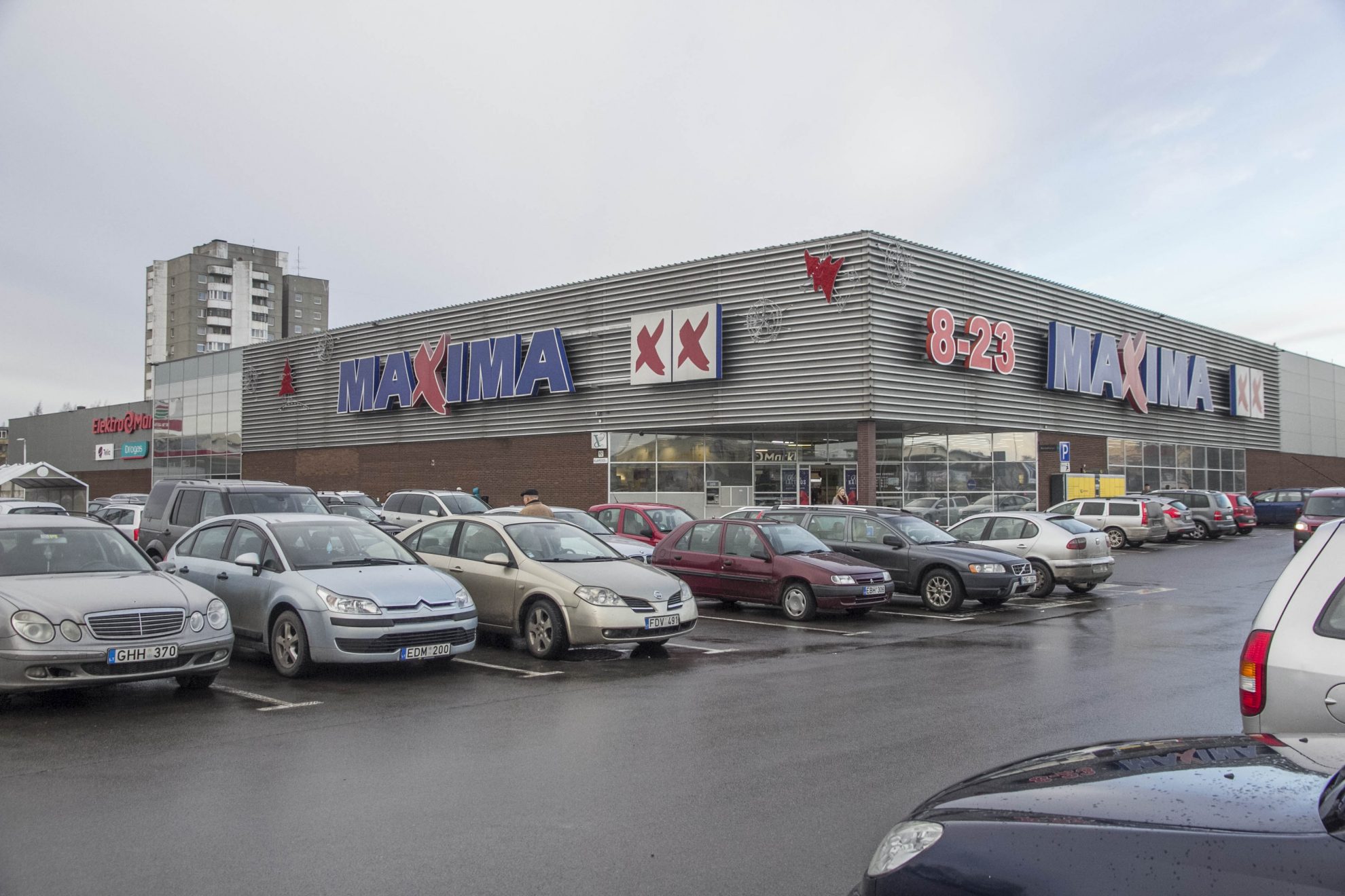 Trečiadienio popietę suveikus apsaugos signalizacijai, iš Panevėžyje, Klaipėdos gatvėje, esančios parduotuvės „Maxima“ skubiai evakuoti pirkėjai ir darbuotojai.