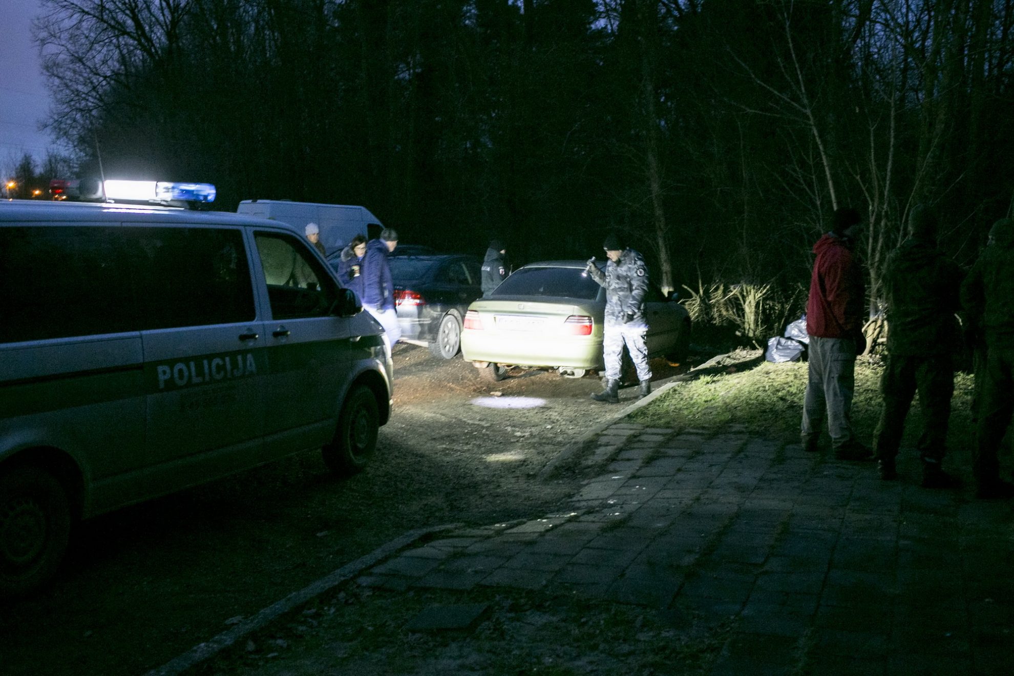 Trečiadienio pavakare gausios kareivių ir policijos pareigūnų pajėgos šukavo Staniūnų miškelio bei Skaistakalnio parko prieigas.