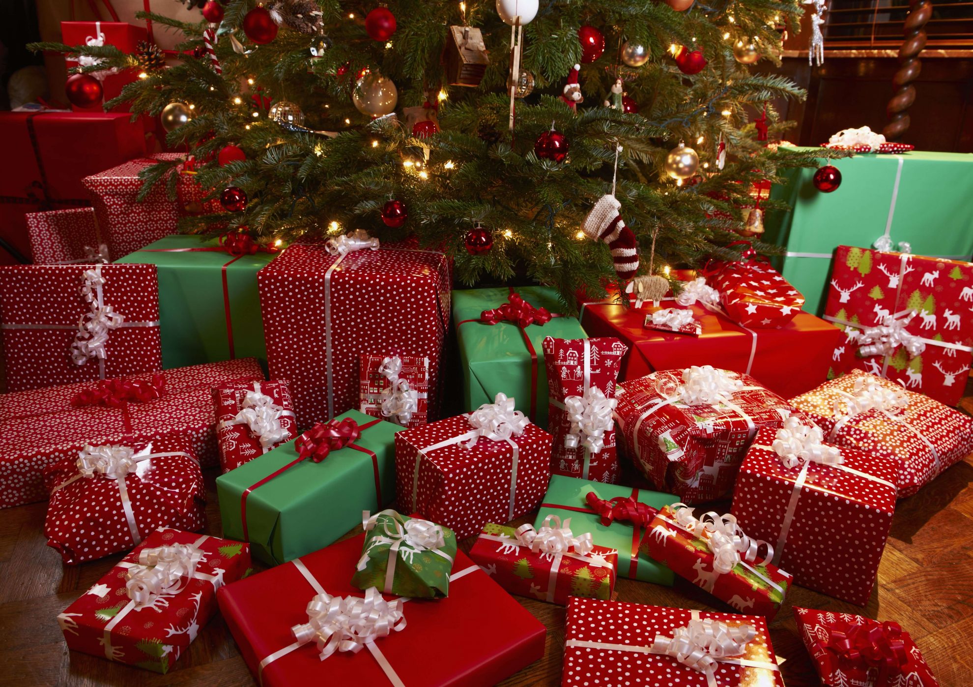 Lietuvos gyventojai Kalėdų dovanoms šiemet ketina išleisti kiek daugiau pinigų nei pernai, tačiau jie vis dar nėra linkę joms taupyti iš anksto