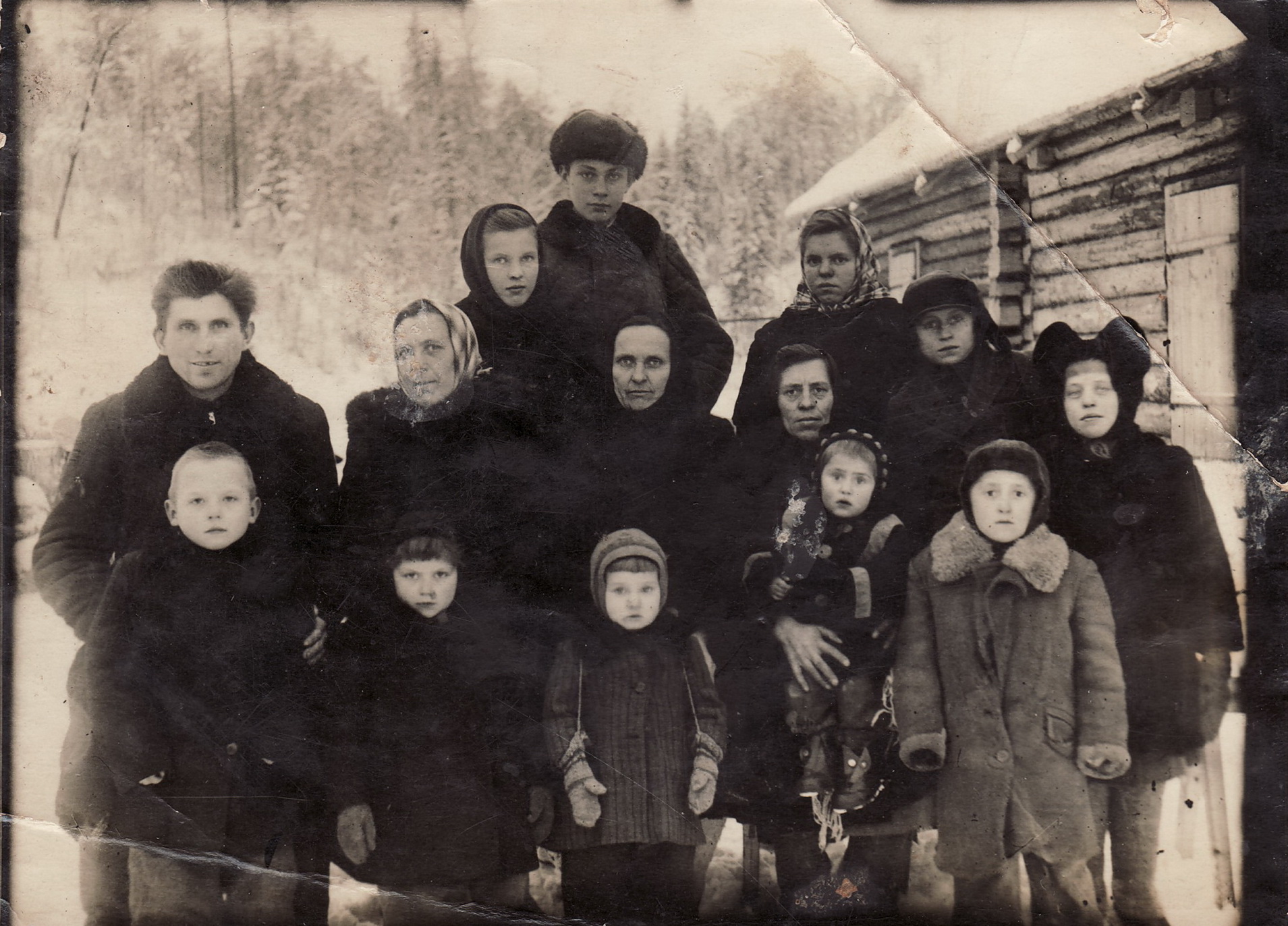 Lietuviai tremtiniai Krasnojarsko krašte, 1948-ieji. Iš kairės: Zizų šeima (4 žmonės), Didžgalvių šeima (motina ant rankų laiko dukrelę Elvyrą, šalia vaikai Danutė ir Algirdas), dešinėje tremtinė Strakalienė su vaikais ir tremtinė Anelė Matuzonytė. D. DIDŽGALVYTĖS asmeninio archyvo nuotrauka