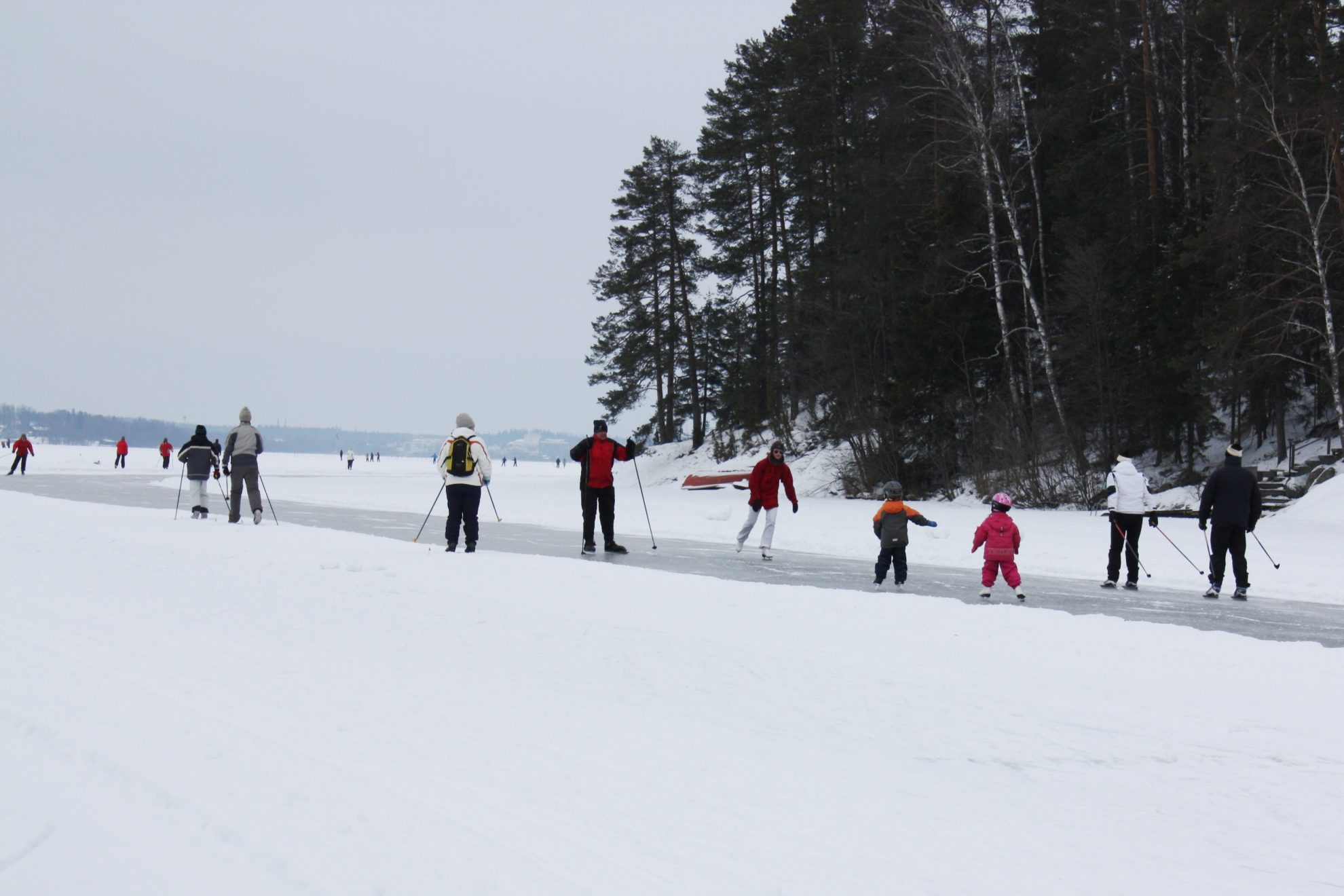 Lietuvoje įsitvirtinus šaltiems žiemiškiems orams, žmonės skuba džiaugtis aktyviu poilsiu ant ledo. Nors kai kurios savivaldybės gyventojams įrengia čiuožyklas, nemažai žmonių šaltomis žiemos dienomis susirenka pramogauti ant užšalusių vandens telkinių.