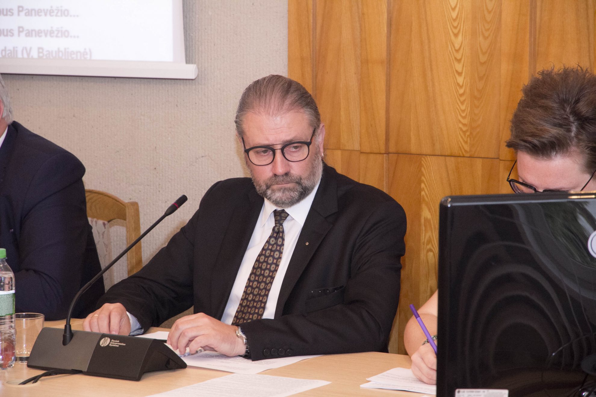 Vilniaus apygardos administracinis teismas pradeda nagrinėti Panevėžio mero Ryčio Račkausko skundą dėl Vyriausiosios tarnybinės etikos sprendimo pripažinti jį supainiojus viešuosius ir privačius interesus.