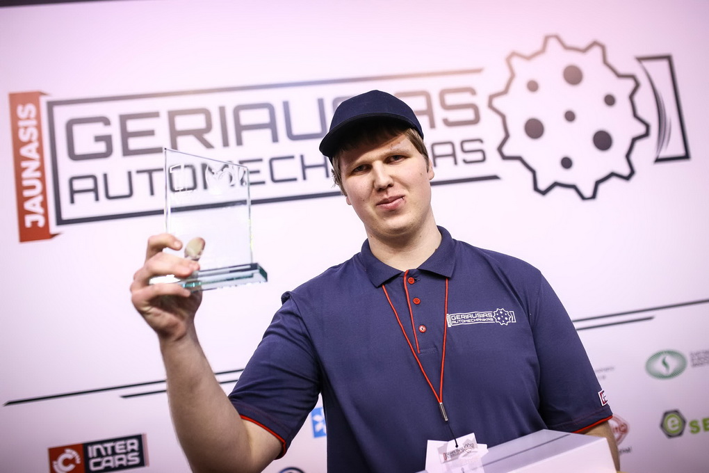 „Geriausio jaunojo automechaniko“ konkurse pirmą kartą renginio istorijoje nugalėjo panevėžietis – 20-metis Tomas Druskevičius.