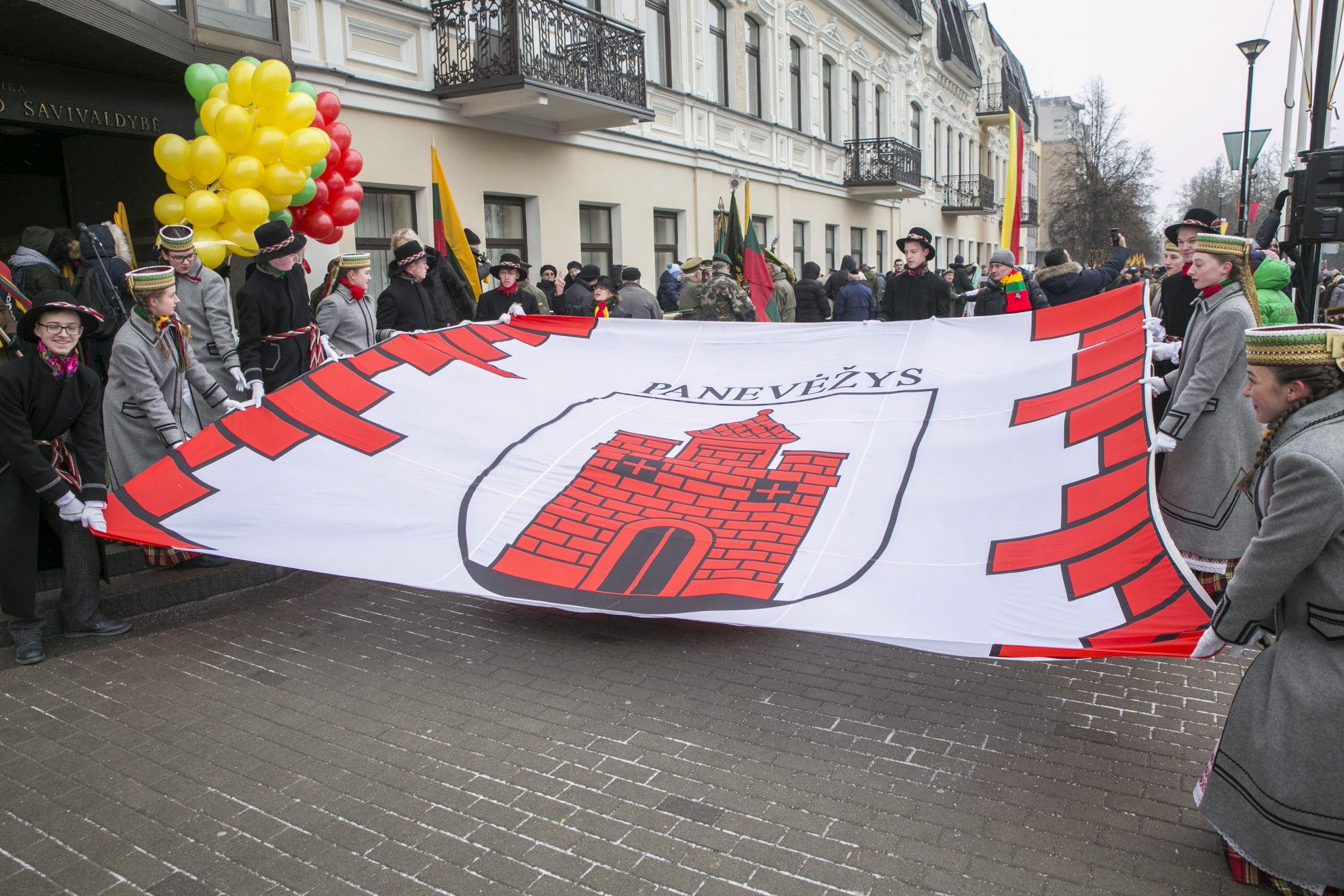Visa Lietuva vakar šventė prieš šimtą metų atkurtos valstybės gimtadienį. Į šią šventę nuo pat ryto vieningai įsijungė ir Panevėžio miesto bei rajono gyventojai.