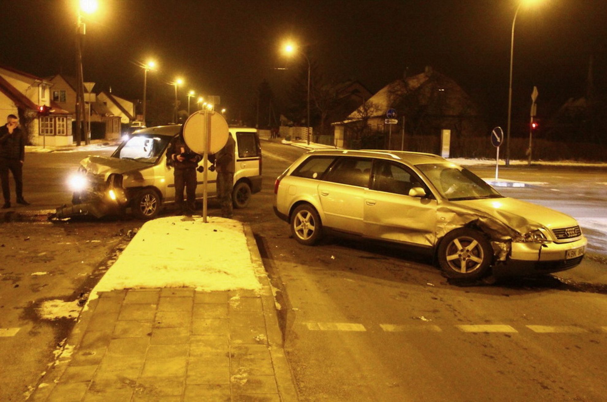 Penktadienio vakarą du lengvieji automobiliai nepasidalijo vienos miesto sankryžos. J. Biliūno gatvės ir Velžio kelio sankirtoje susidūrė „Fiat“ ir „Audi“.